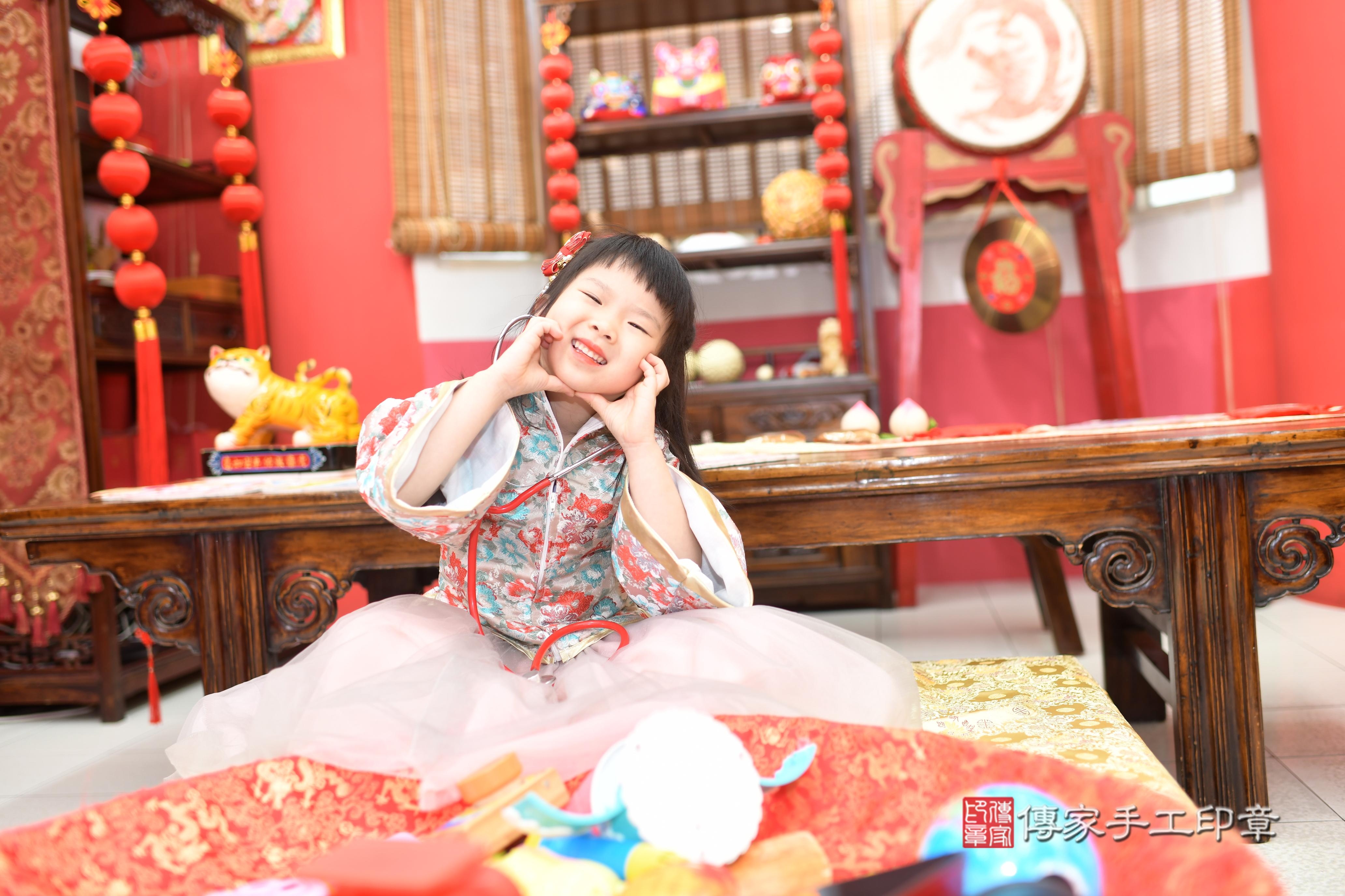 傳家手工印章高雄店、抓周、度脺、中國風會場、傳家嬰兒古禮、吉祥話、抓周道具物品24種、拍照。抓周證書。寶寶抓周、滿周歲、生日快樂、祝福 傳家手工印章高雄店、抓周、度脺、中國風會場、傳家嬰兒古禮、吉祥話、抓周道具物品24種、拍照。抓周證書。寶寶抓周、滿周歲、生日快樂、祝福