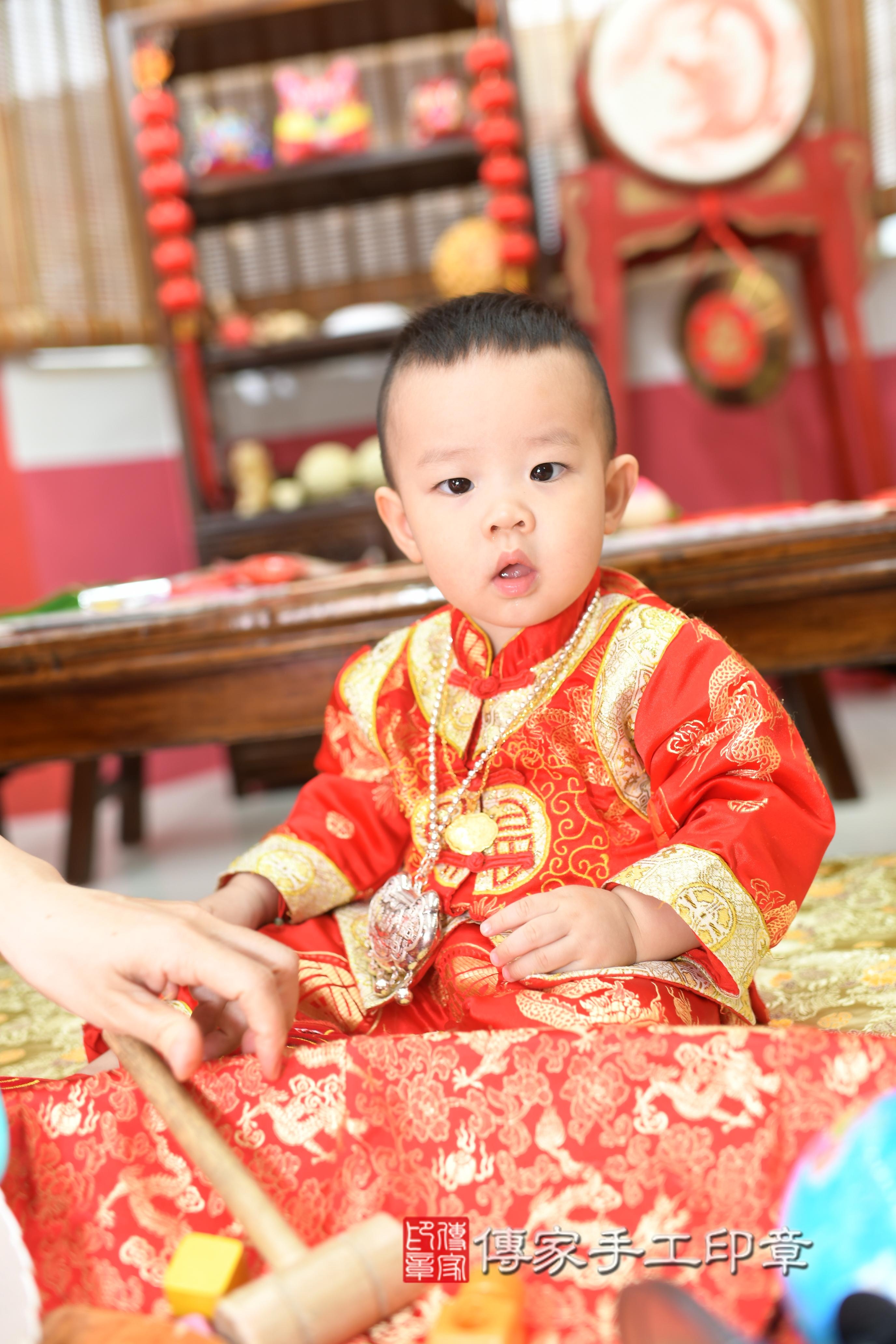傳家手工印章高雄店、抓周、度脺、中國風會場、傳家嬰兒古禮、吉祥話、抓周道具物品24種、拍照。抓周證書。寶寶抓周、滿周歲、生日快樂、祝福 傳家手工印章高雄店、抓周、度脺、中國風會場、傳家嬰兒古禮、吉祥話、抓周道具物品24種、拍照。抓周證書。寶寶抓周、滿周歲、生日快樂、祝福