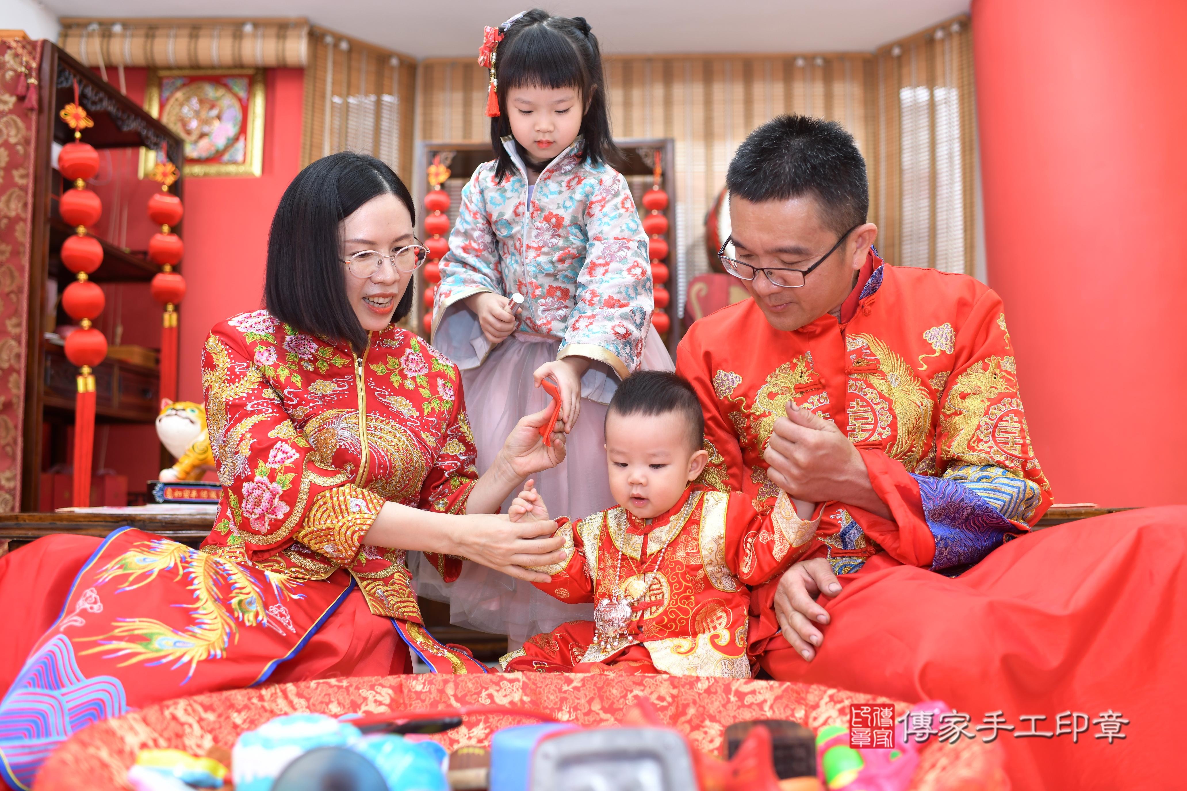 傳家手工印章高雄店、抓周、度脺、中國風會場、傳家嬰兒古禮、吉祥話、抓周道具物品24種、拍照。抓周證書。寶寶抓周、滿周歲、生日快樂、祝福 傳家手工印章高雄店、抓周、度脺、中國風會場、傳家嬰兒古禮、吉祥話、抓周道具物品24種、拍照。抓周證書。寶寶抓周、滿周歲、生日快樂、祝福