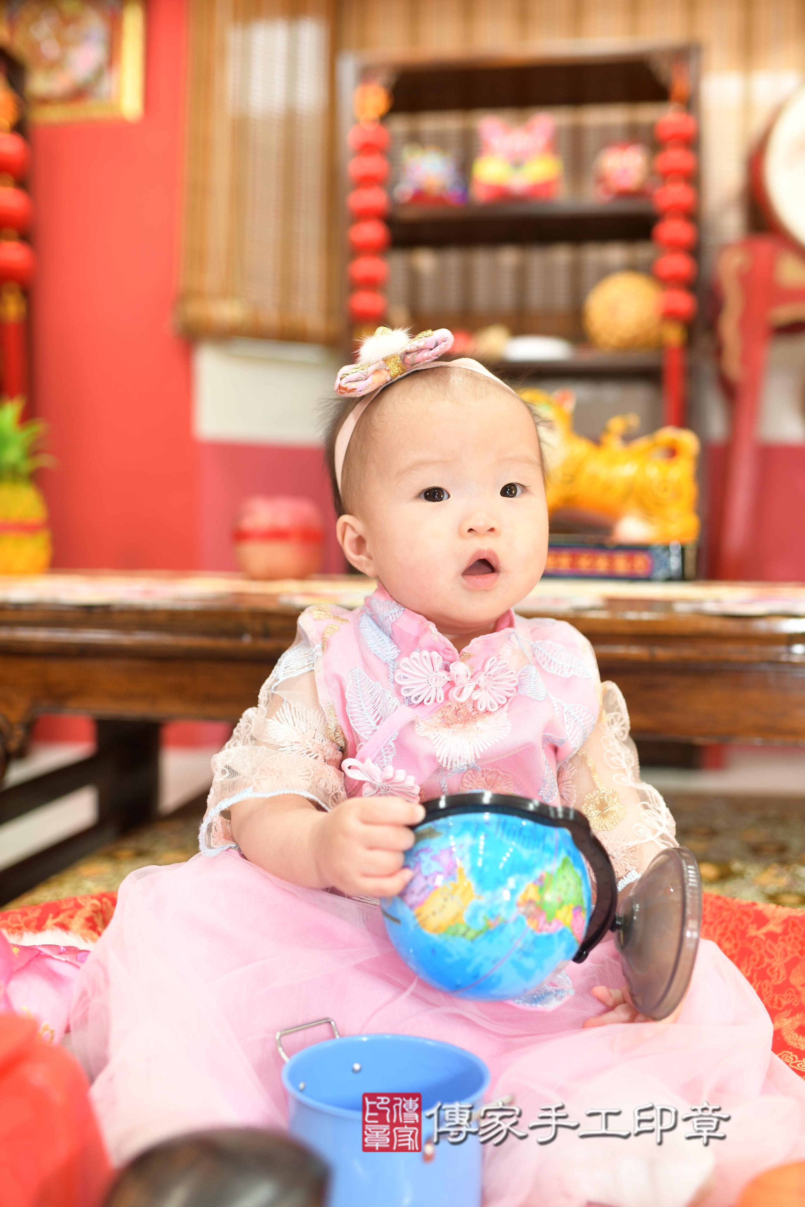 傳家手工印章高雄店、抓周、度脺、中國風會場、傳家嬰兒古禮、吉祥話、抓周道具物品24種、拍照。抓周證書。寶寶抓周、滿周歲、生日快樂、祝福 傳家手工印章高雄店、抓周、度脺、中國風會場、傳家嬰兒古禮、吉祥話、抓周道具物品24種、拍照。抓周證書。寶寶抓周、滿周歲、生日快樂、祝福