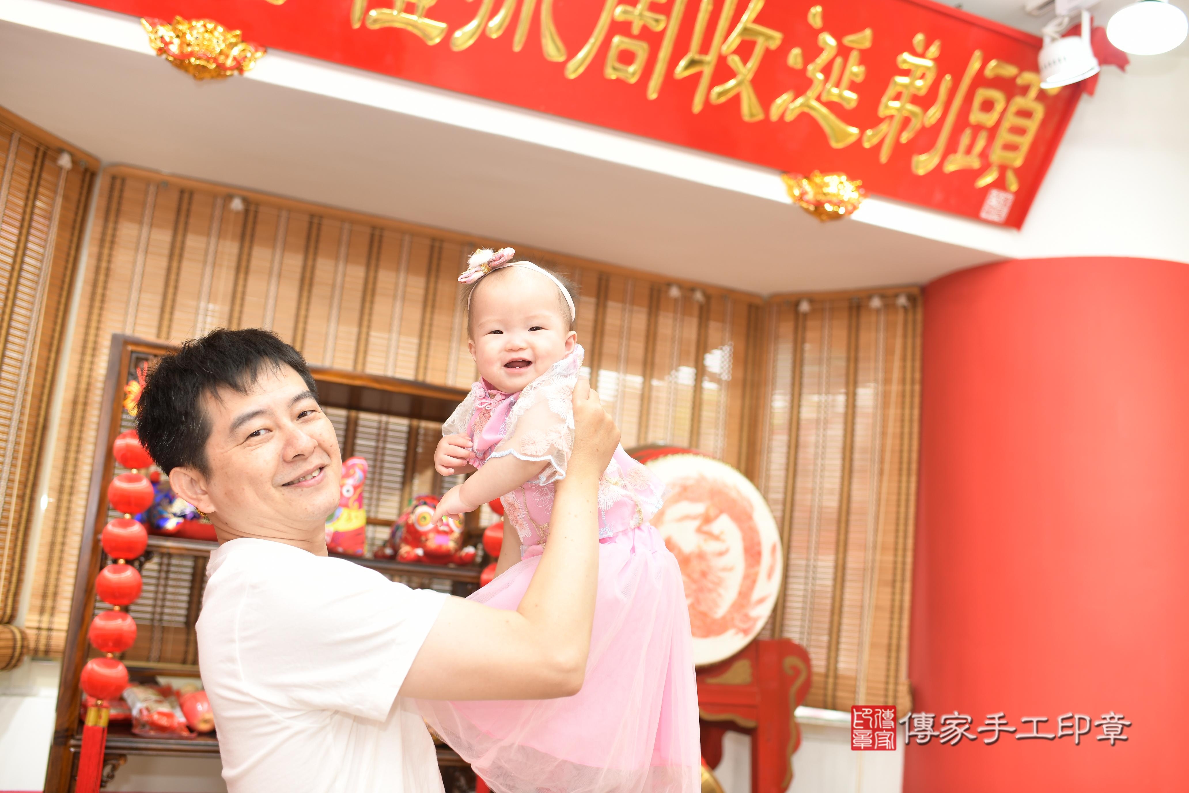 傳家手工印章高雄店、抓周、度脺、中國風會場、傳家嬰兒古禮、吉祥話、抓周道具物品24種、拍照。抓周證書。寶寶抓周、滿周歲、生日快樂、祝福 傳家手工印章高雄店、抓周、度脺、中國風會場、傳家嬰兒古禮、吉祥話、抓周道具物品24種、拍照。抓周證書。寶寶抓周、滿周歲、生日快樂、祝福