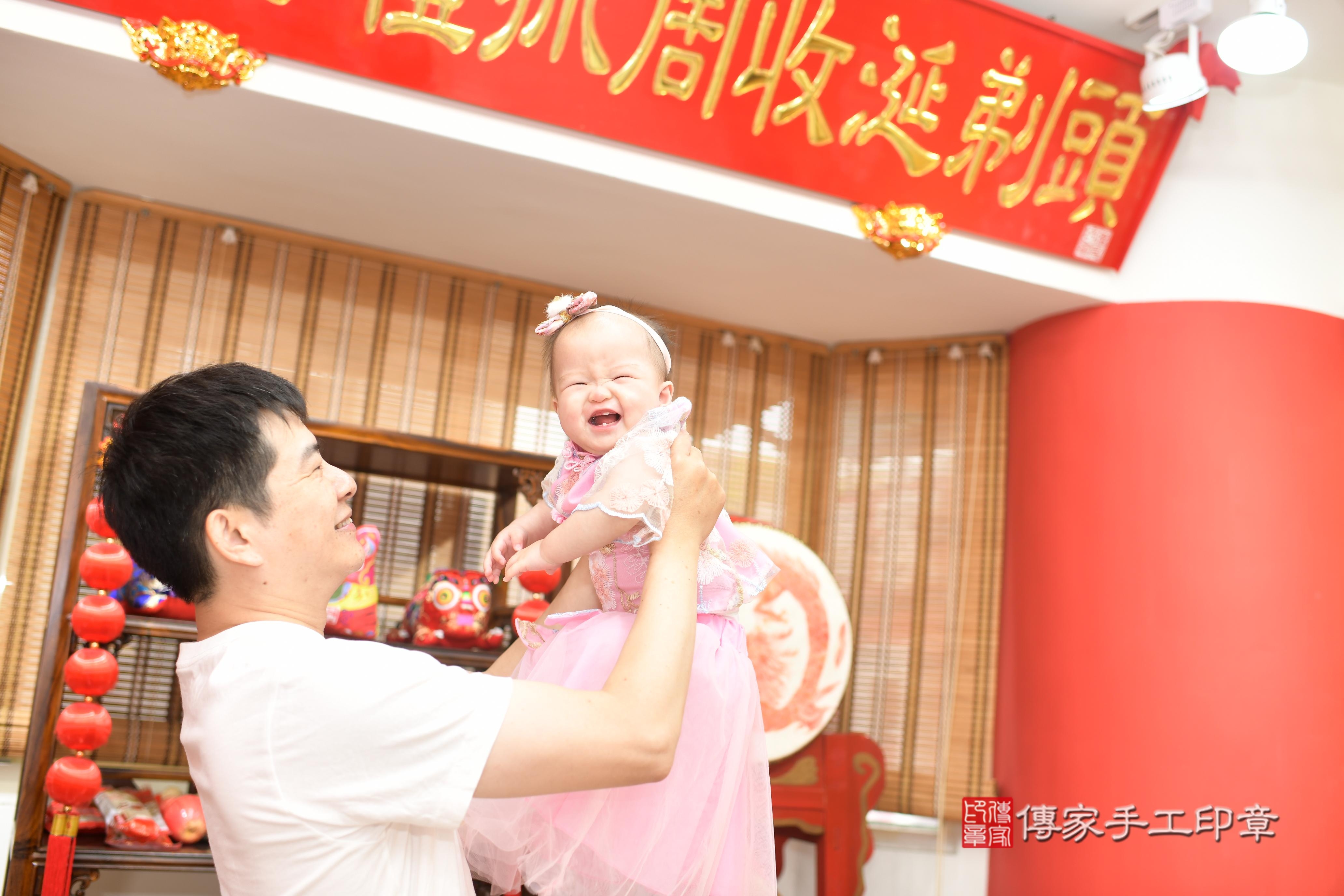 傳家手工印章高雄店、抓周、度脺、中國風會場、傳家嬰兒古禮、吉祥話、抓周道具物品24種、拍照。抓周證書。寶寶抓周、滿周歲、生日快樂、祝福 傳家手工印章高雄店、抓周、度脺、中國風會場、傳家嬰兒古禮、吉祥話、抓周道具物品24種、拍照。抓周證書。寶寶抓周、滿周歲、生日快樂、祝福