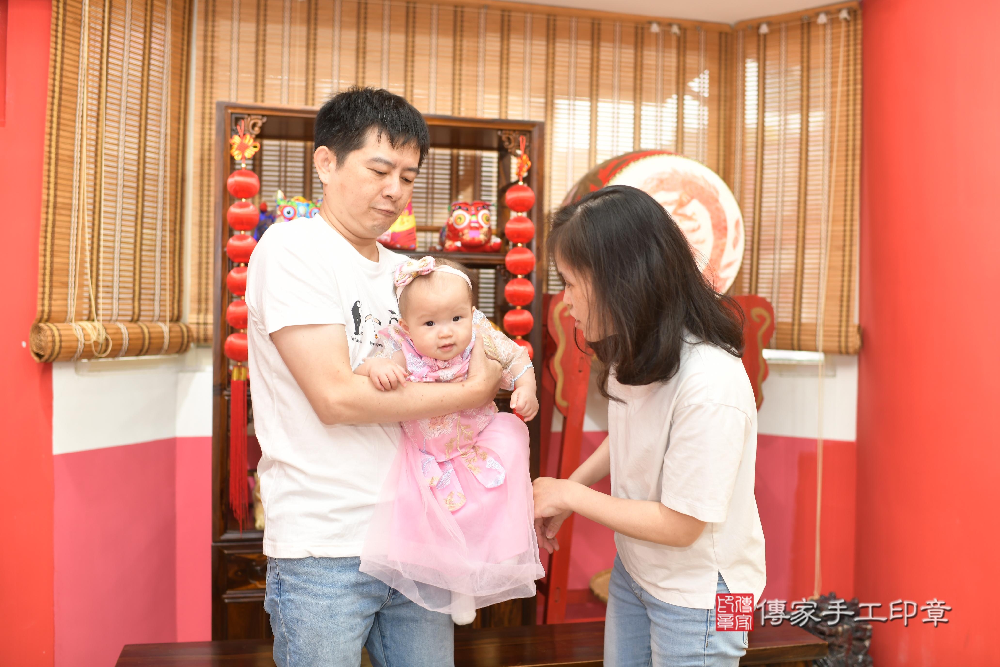 傳家手工印章高雄店、抓周、度脺、中國風會場、傳家嬰兒古禮、吉祥話、抓周道具物品24種、拍照。抓周證書。寶寶抓周、滿周歲、生日快樂、祝福 傳家手工印章高雄店、抓周、度脺、中國風會場、傳家嬰兒古禮、吉祥話、抓周道具物品24種、拍照。抓周證書。寶寶抓周、滿周歲、生日快樂、祝福