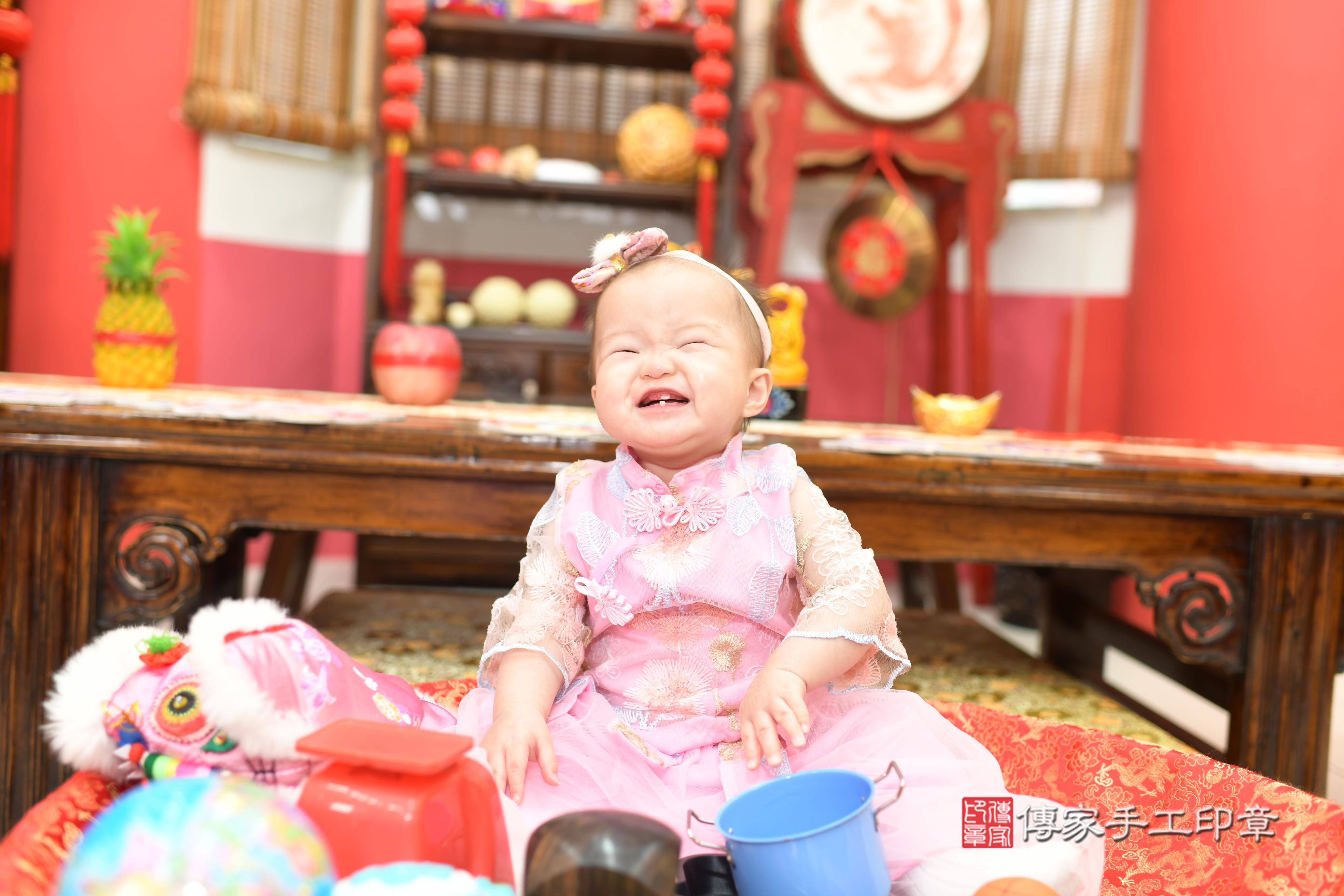 傳家手工印章高雄店、抓周、度脺、中國風會場、傳家嬰兒古禮、吉祥話、抓周道具物品24種、拍照。抓周證書。寶寶抓周、滿周歲、生日快樂、祝福 傳家手工印章高雄店、抓周、度脺、中國風會場、傳家嬰兒古禮、吉祥話、抓周道具物品24種、拍照。抓周證書。寶寶抓周、滿周歲、生日快樂、祝福