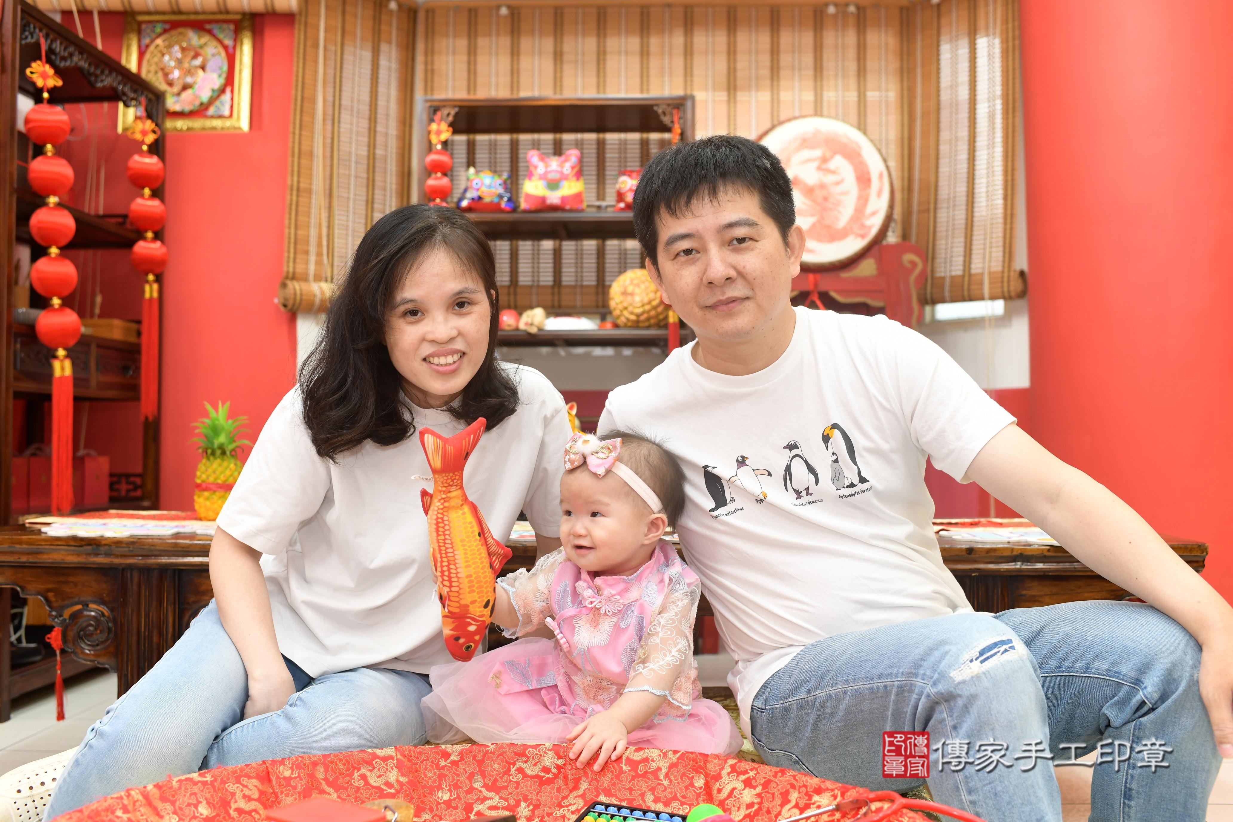 傳家手工印章高雄店、抓周、度脺、中國風會場、傳家嬰兒古禮、吉祥話、抓周道具物品24種、拍照。抓周證書。寶寶抓周、滿周歲、生日快樂、祝福 傳家手工印章高雄店、抓周、度脺、中國風會場、傳家嬰兒古禮、吉祥話、抓周道具物品24種、拍照。抓周證書。寶寶抓周、滿周歲、生日快樂、祝福