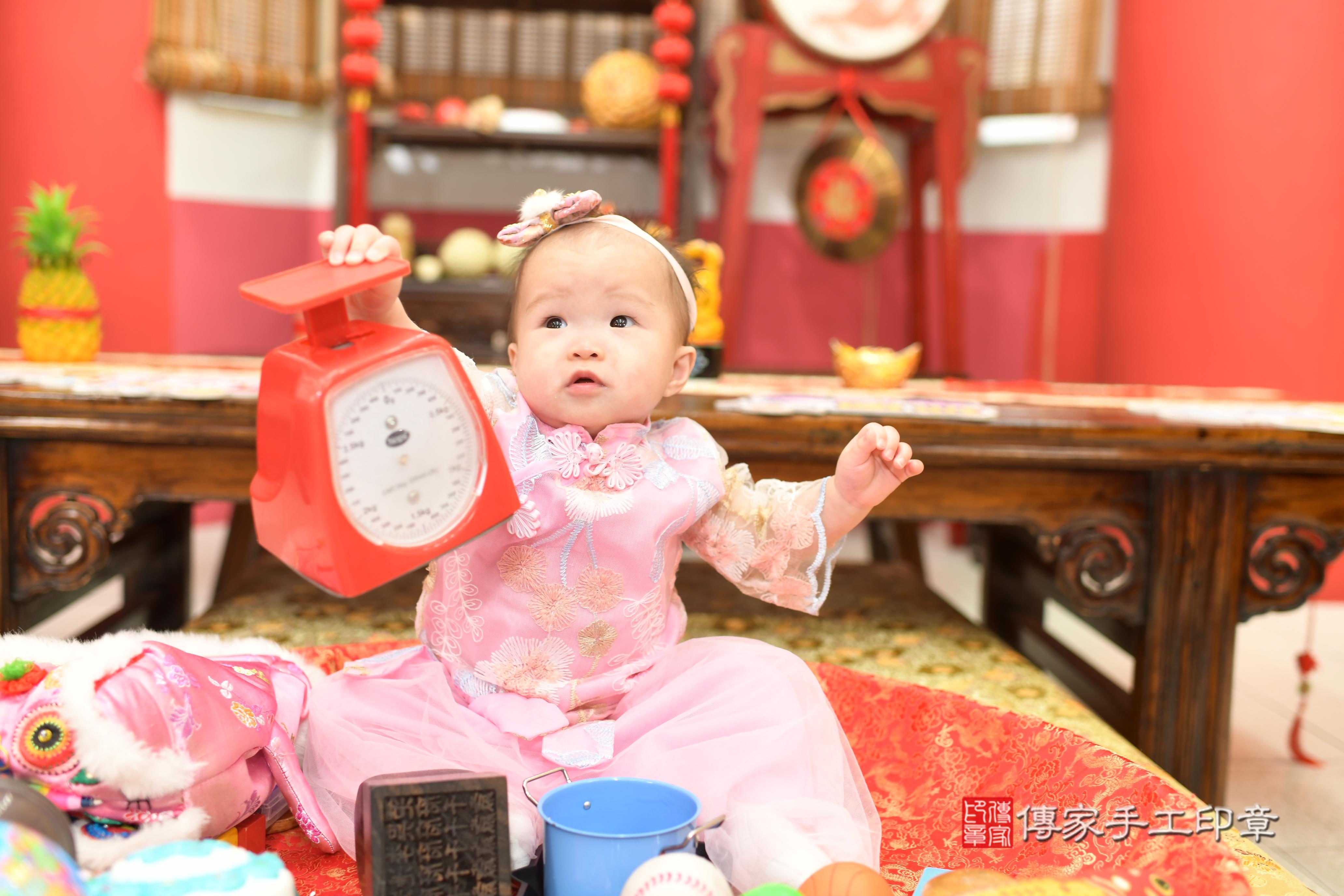 傳家手工印章高雄店、抓周、度脺、中國風會場、傳家嬰兒古禮、吉祥話、抓周道具物品24種、拍照。抓周證書。寶寶抓周、滿周歲、生日快樂、祝福 傳家手工印章高雄店、抓周、度脺、中國風會場、傳家嬰兒古禮、吉祥話、抓周道具物品24種、拍照。抓周證書。寶寶抓周、滿周歲、生日快樂、祝福