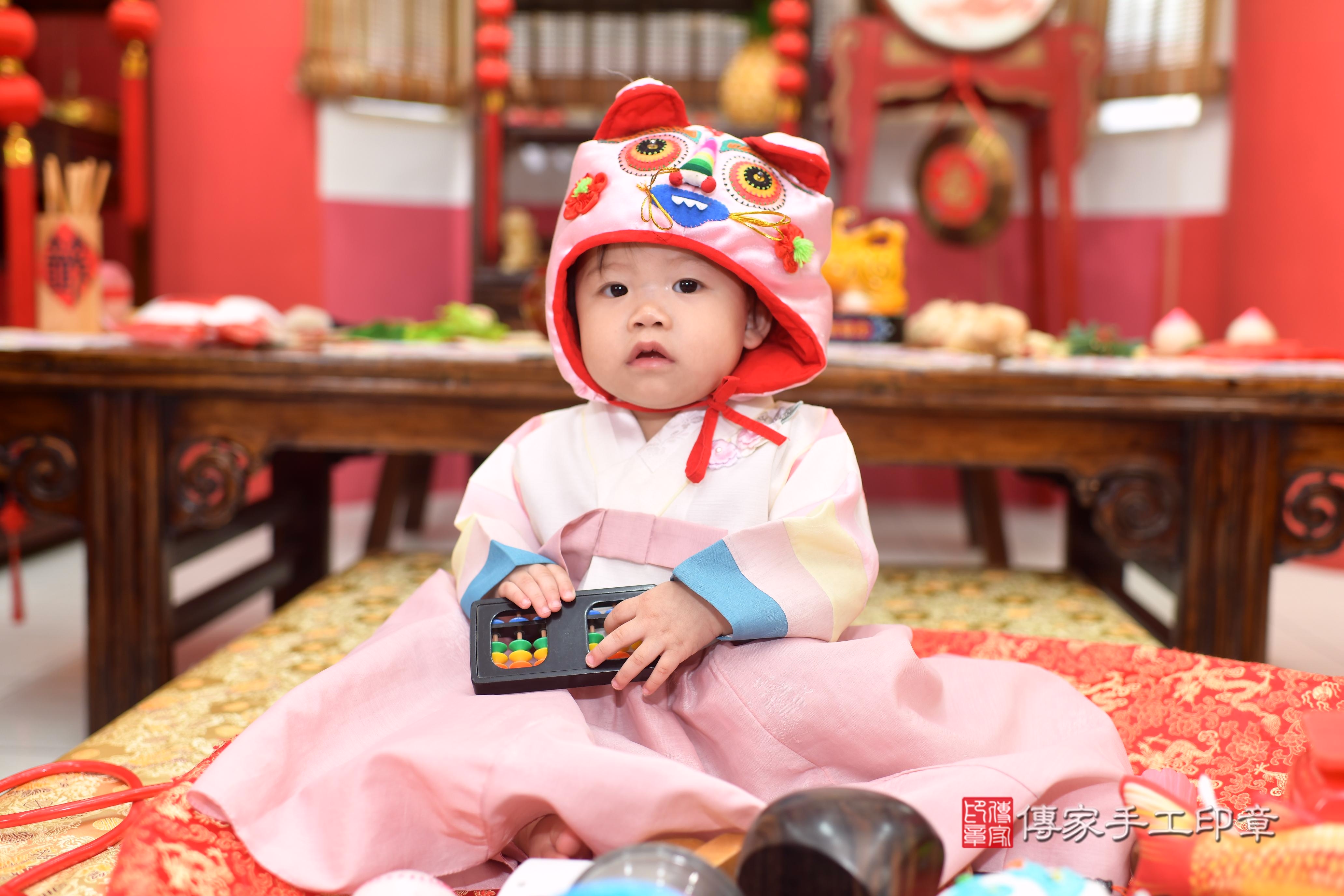 傳家手工印章高雄店、抓周、度脺、中國風會場、傳家嬰兒古禮、吉祥話、抓周道具物品24種、拍照。抓周證書。寶寶抓周、滿周歲、生日快樂、祝福 傳家手工印章高雄店、抓周、度脺、中國風會場、傳家嬰兒古禮、吉祥話、抓周道具物品24種、拍照。抓周證書。寶寶抓周、滿周歲、生日快樂、祝福