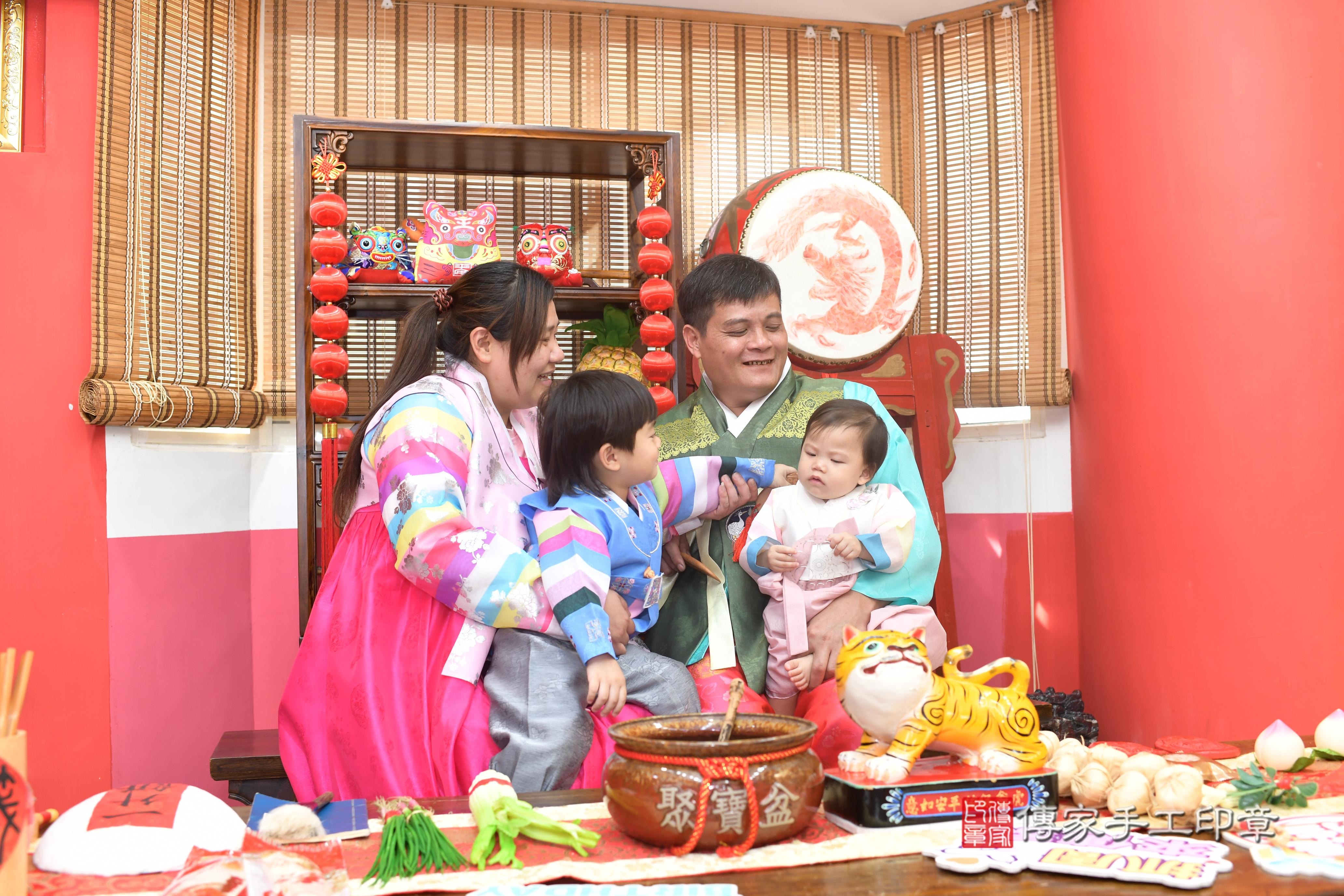 傳家手工印章高雄店、抓周、度脺、中國風會場、傳家嬰兒古禮、吉祥話、抓周道具物品24種、拍照。抓周證書。寶寶抓周、滿周歲、生日快樂、祝福 傳家手工印章高雄店、抓周、度脺、中國風會場、傳家嬰兒古禮、吉祥話、抓周道具物品24種、拍照。抓周證書。寶寶抓周、滿周歲、生日快樂、祝福