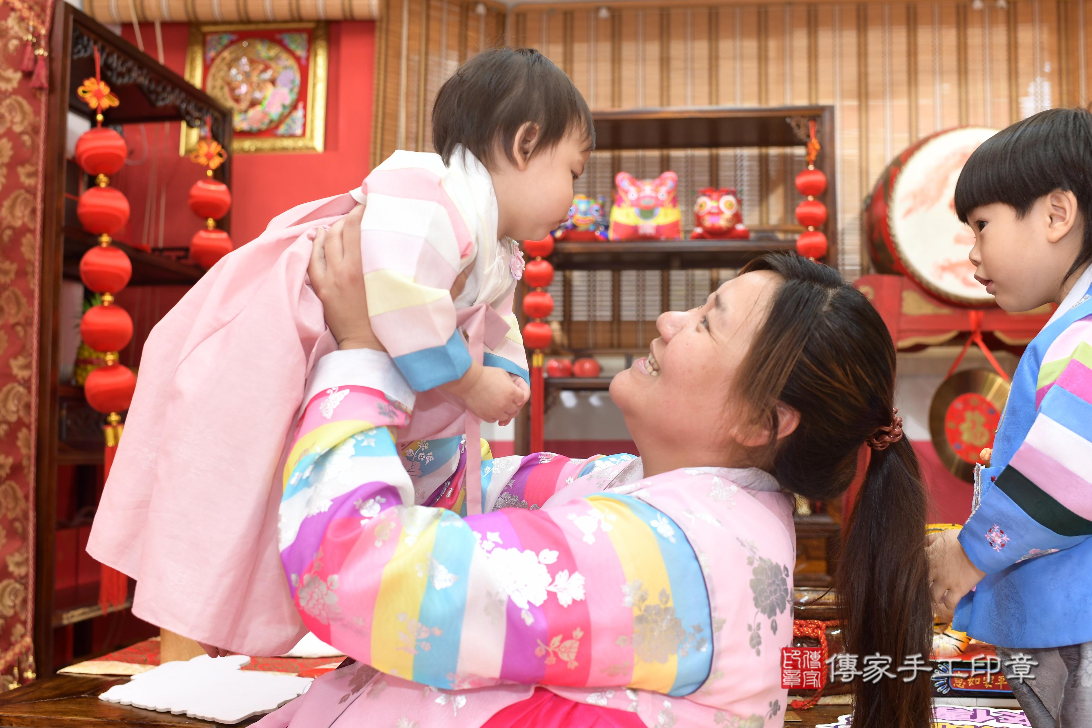 傳家手工印章高雄店、抓周、度脺、中國風會場、傳家嬰兒古禮、吉祥話、抓周道具物品24種、拍照。抓周證書。寶寶抓周、滿周歲、生日快樂、祝福 傳家手工印章高雄店、抓周、度脺、中國風會場、傳家嬰兒古禮、吉祥話、抓周道具物品24種、拍照。抓周證書。寶寶抓周、滿周歲、生日快樂、祝福