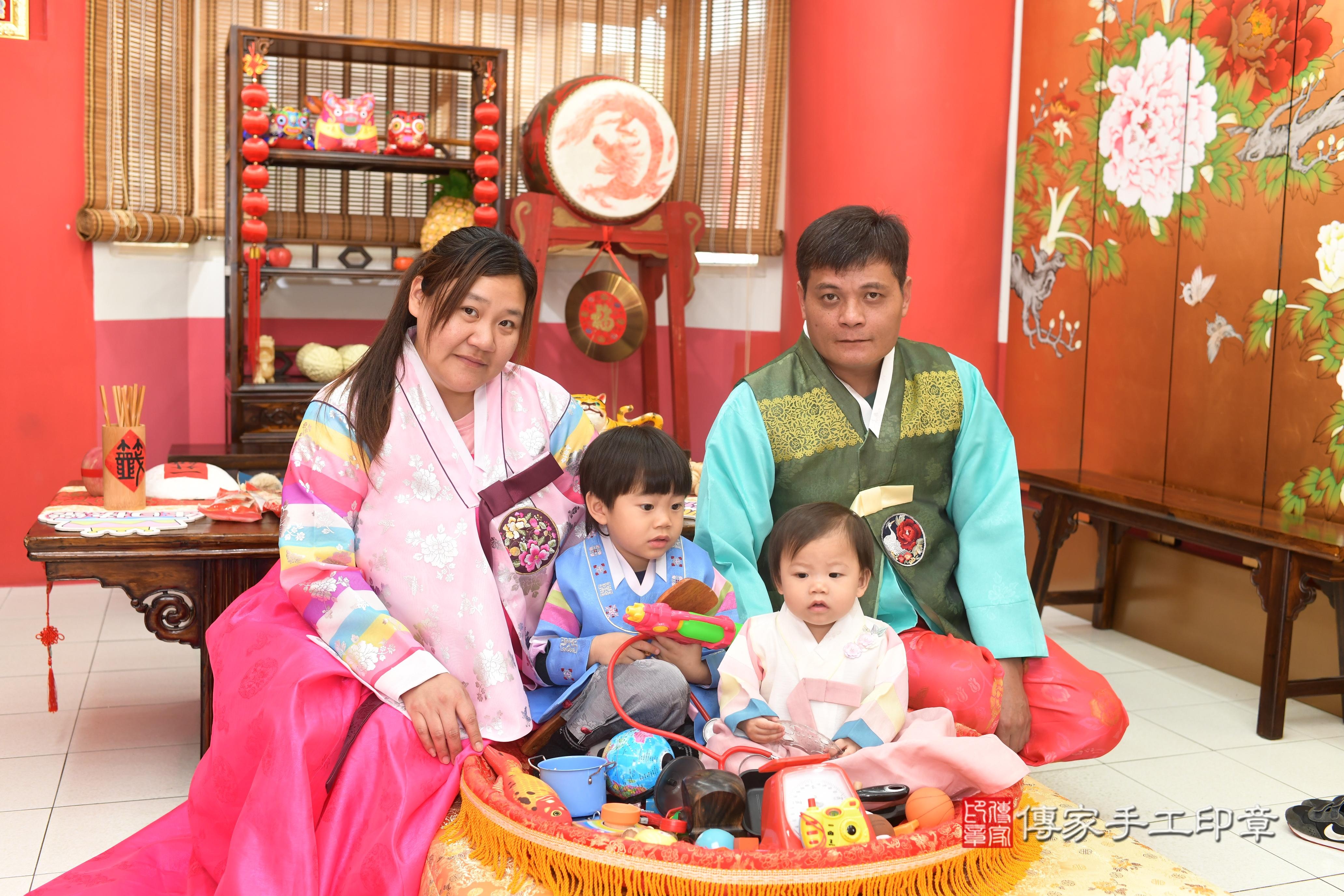 傳家手工印章高雄店、抓周、度脺、中國風會場、傳家嬰兒古禮、吉祥話、抓周道具物品24種、拍照。抓周證書。寶寶抓周、滿周歲、生日快樂、祝福 傳家手工印章高雄店、抓周、度脺、中國風會場、傳家嬰兒古禮、吉祥話、抓周道具物品24種、拍照。抓周證書。寶寶抓周、滿周歲、生日快樂、祝福