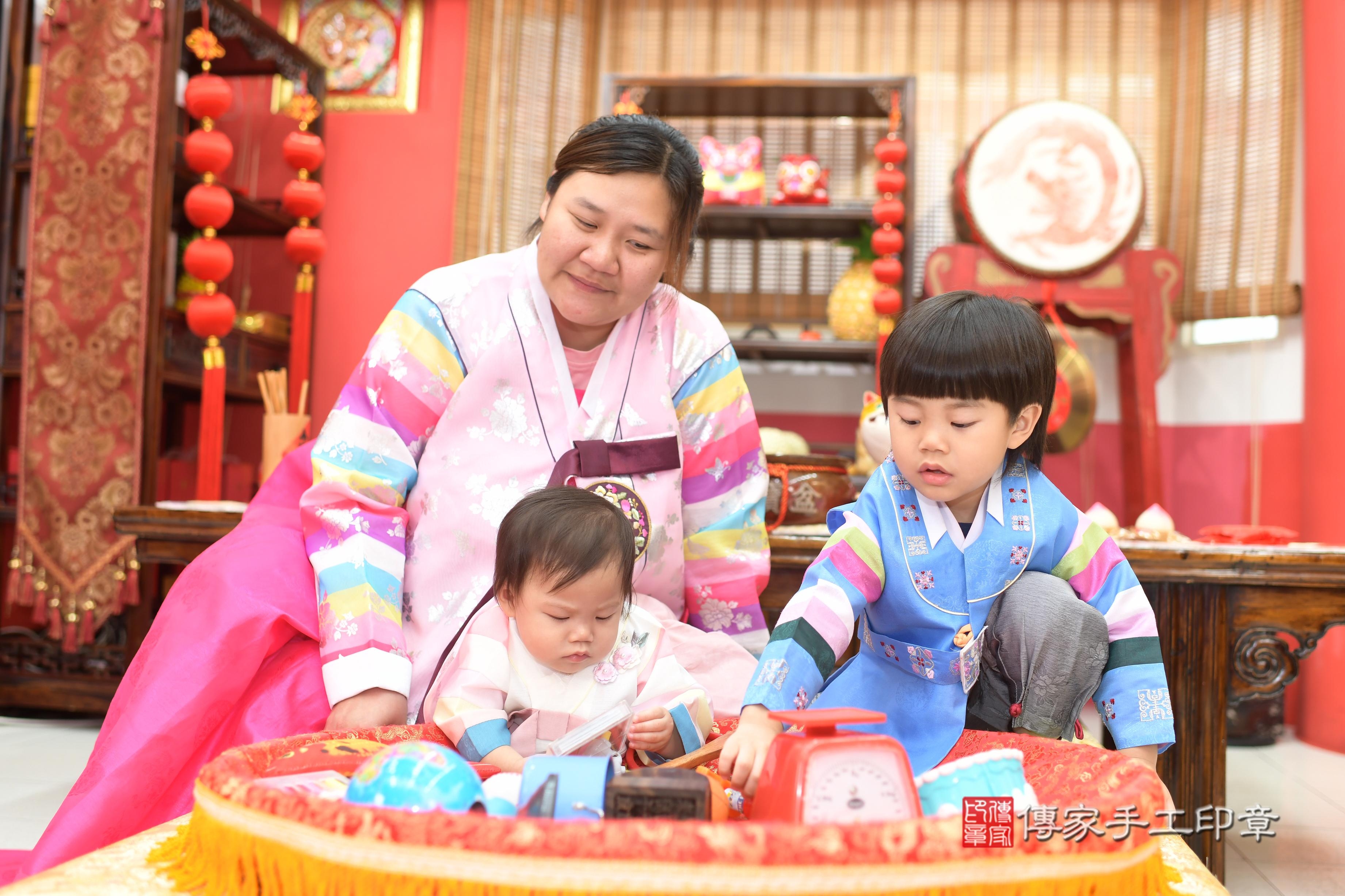 傳家手工印章高雄店、抓周、度脺、中國風會場、傳家嬰兒古禮、吉祥話、抓周道具物品24種、拍照。抓周證書。寶寶抓周、滿周歲、生日快樂、祝福 傳家手工印章高雄店、抓周、度脺、中國風會場、傳家嬰兒古禮、吉祥話、抓周道具物品24種、拍照。抓周證書。寶寶抓周、滿周歲、生日快樂、祝福