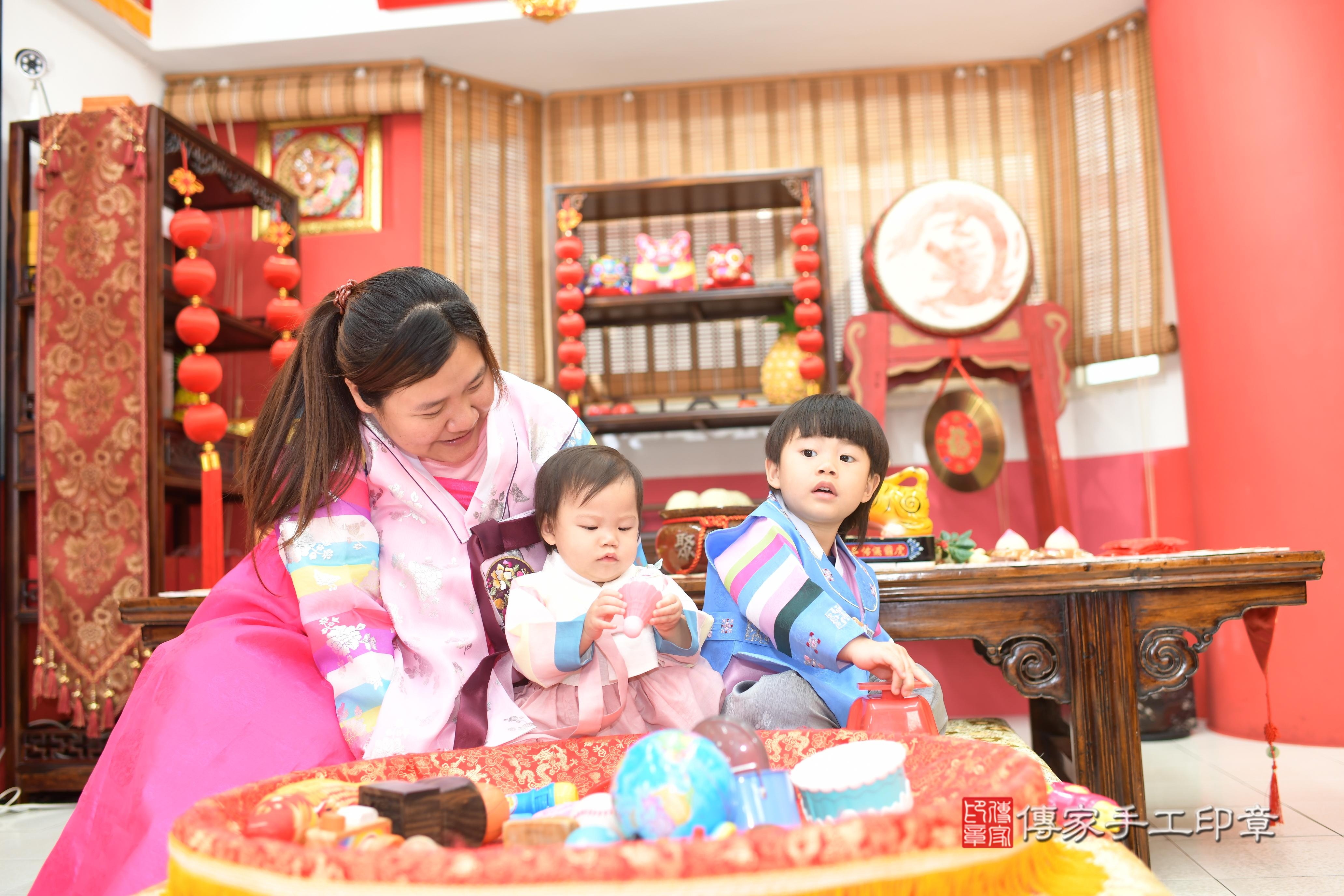 1750429289858151.傳家手工印章高雄店、抓周、度脺、中國風會場、傳家嬰兒古禮、吉祥話、抓周道具物品24種、拍照。抓周證書。寶寶抓周、滿周歲、生日快樂、祝福 1750429289858151.傳家手工印章高雄店、抓周、度脺、中國風會場、傳家嬰兒古禮、吉祥話、抓周道具物品24種、拍照。抓周證書。寶寶抓周、滿周歲、生日快樂、祝福