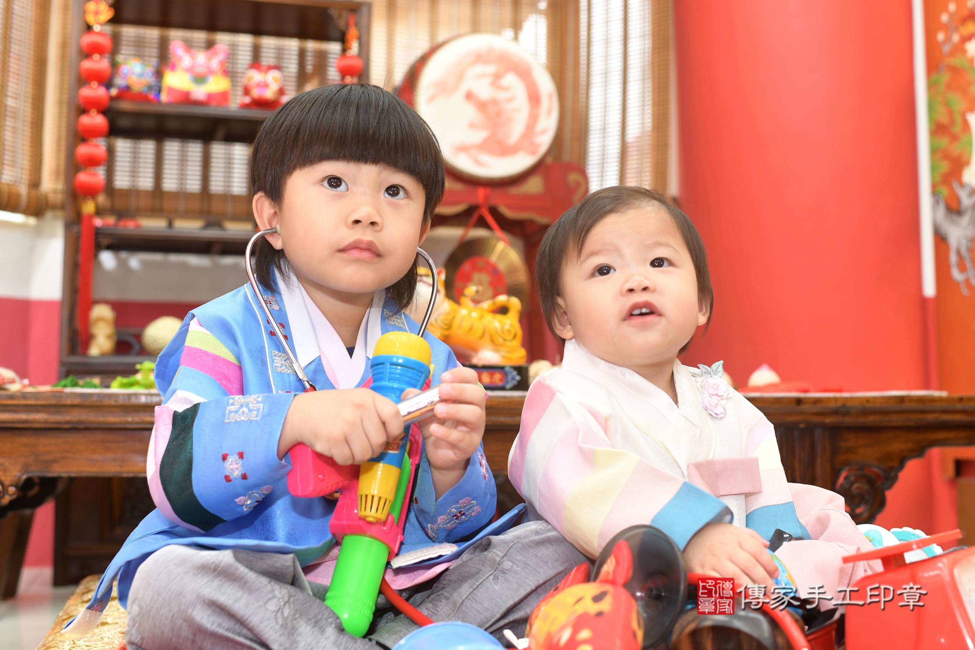 傳家手工印章高雄店、抓周、度脺、中國風會場、傳家嬰兒古禮、吉祥話、抓周道具物品24種、拍照。抓周證書。寶寶抓周、滿周歲、生日快樂、祝福 傳家手工印章高雄店、抓周、度脺、中國風會場、傳家嬰兒古禮、吉祥話、抓周道具物品24種、拍照。抓周證書。寶寶抓周、滿周歲、生日快樂、祝福