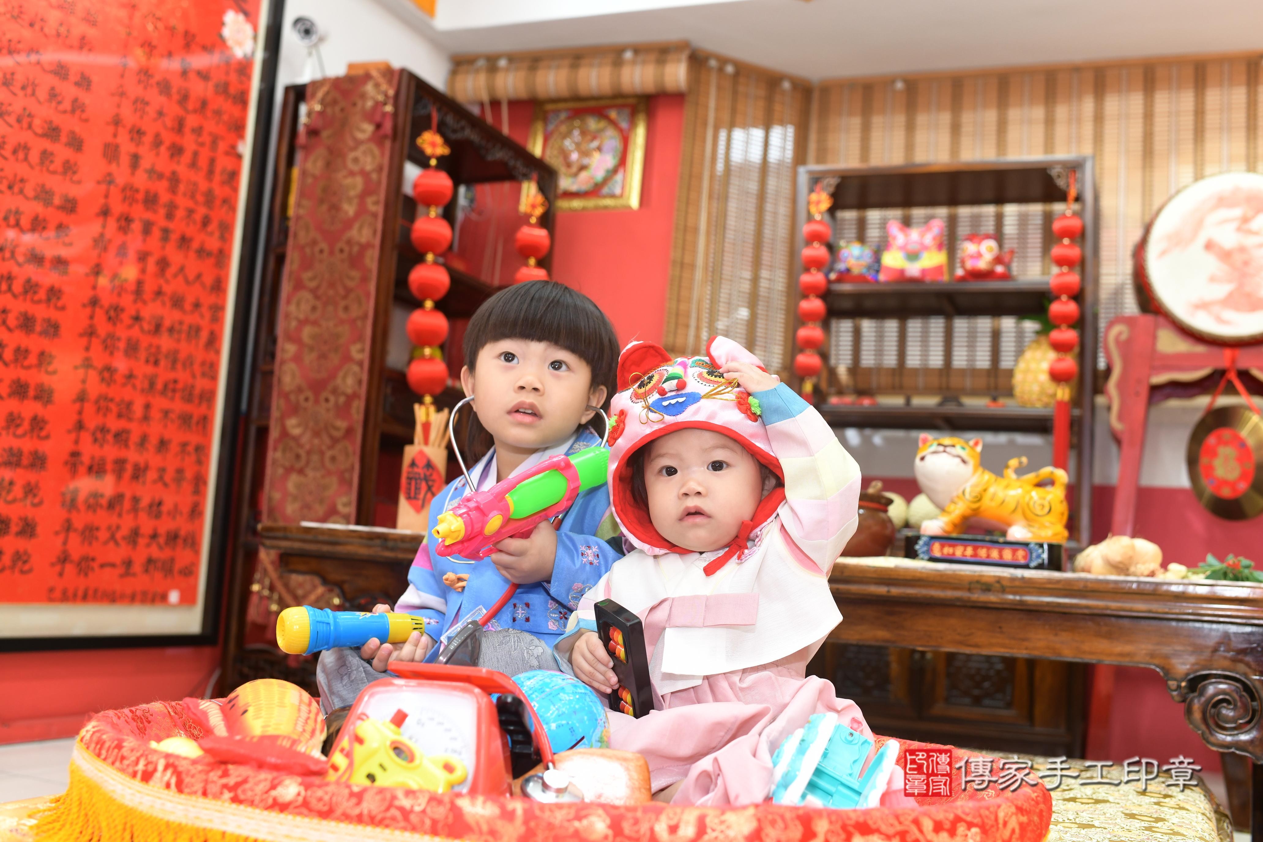 傳家手工印章高雄店、抓周、度脺、中國風會場、傳家嬰兒古禮、吉祥話、抓周道具物品24種、拍照。抓周證書。寶寶抓周、滿周歲、生日快樂、祝福 傳家手工印章高雄店、抓周、度脺、中國風會場、傳家嬰兒古禮、吉祥話、抓周道具物品24種、拍照。抓周證書。寶寶抓周、滿周歲、生日快樂、祝福