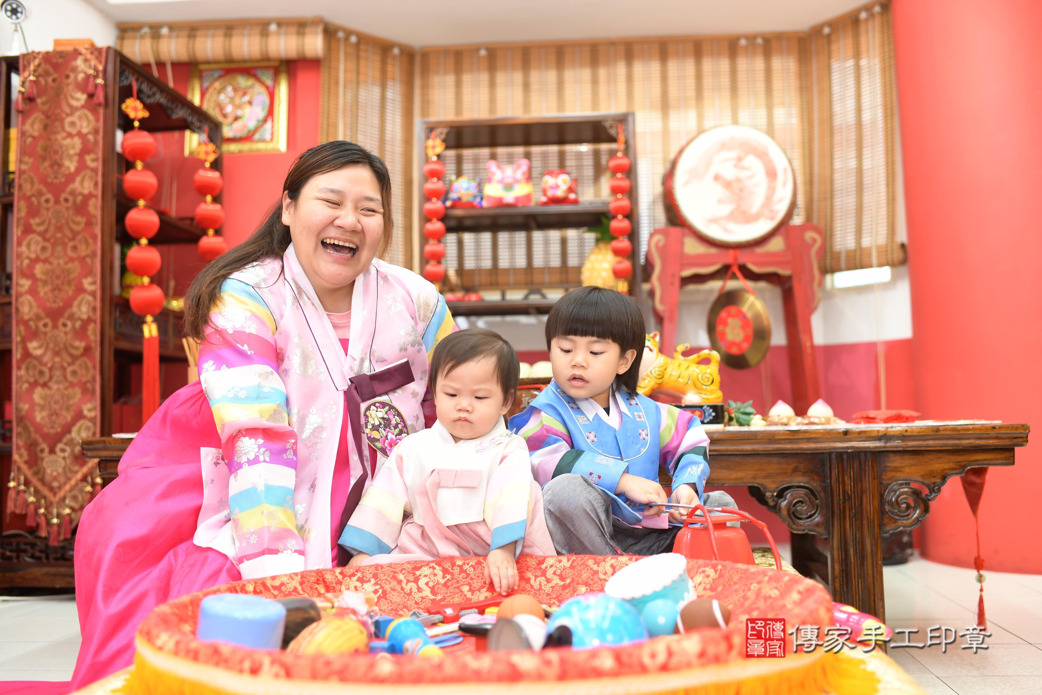 傳家手工印章高雄店、抓周、度脺、中國風會場、傳家嬰兒古禮、吉祥話、抓周道具物品24種、拍照。抓周證書。寶寶抓周、滿周歲、生日快樂、祝福 傳家手工印章高雄店、抓周、度脺、中國風會場、傳家嬰兒古禮、吉祥話、抓周道具物品24種、拍照。抓周證書。寶寶抓周、滿周歲、生日快樂、祝福