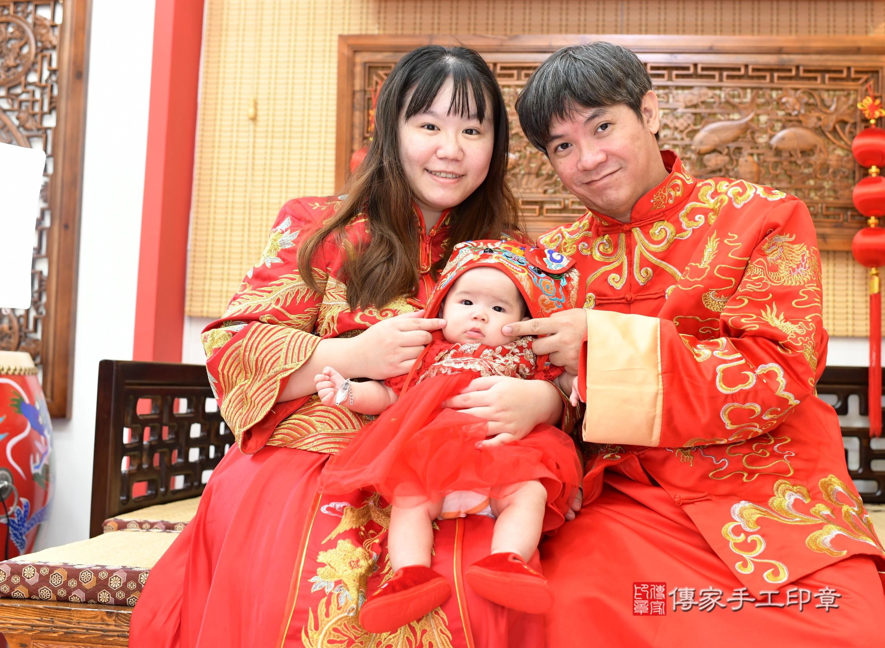 傳家手工印章台南店、抓周、度脺、中國風會場、傳家嬰兒古禮、吉祥話、抓周道具物品24種、拍照。抓周證書。寶寶抓周、滿周歲、生日快樂、祝福