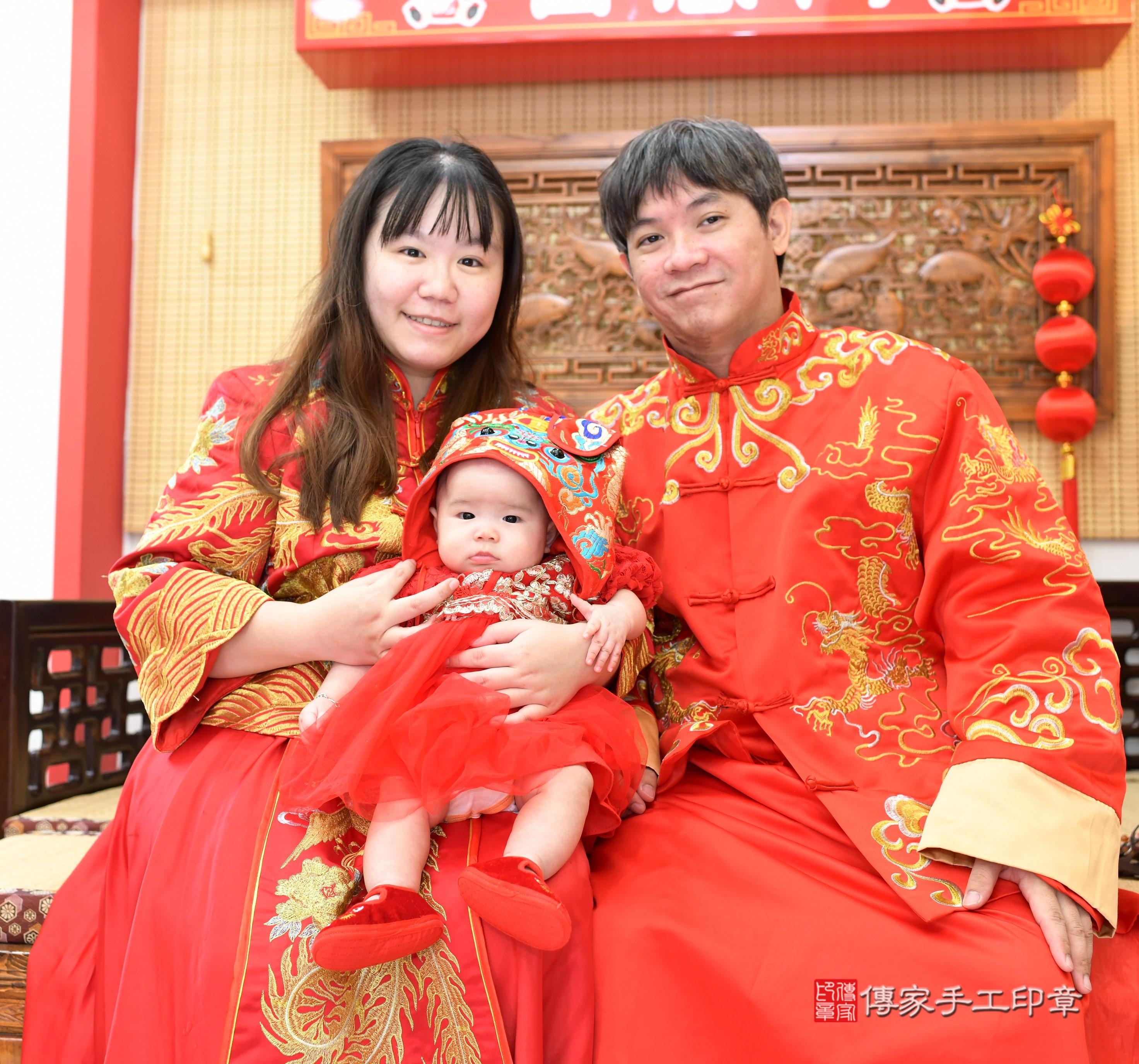 傳家手工印章台南店、抓周、度脺、中國風會場、傳家嬰兒古禮、吉祥話、抓周道具物品24種、拍照。抓周證書。寶寶抓周、滿周歲、生日快樂、祝福