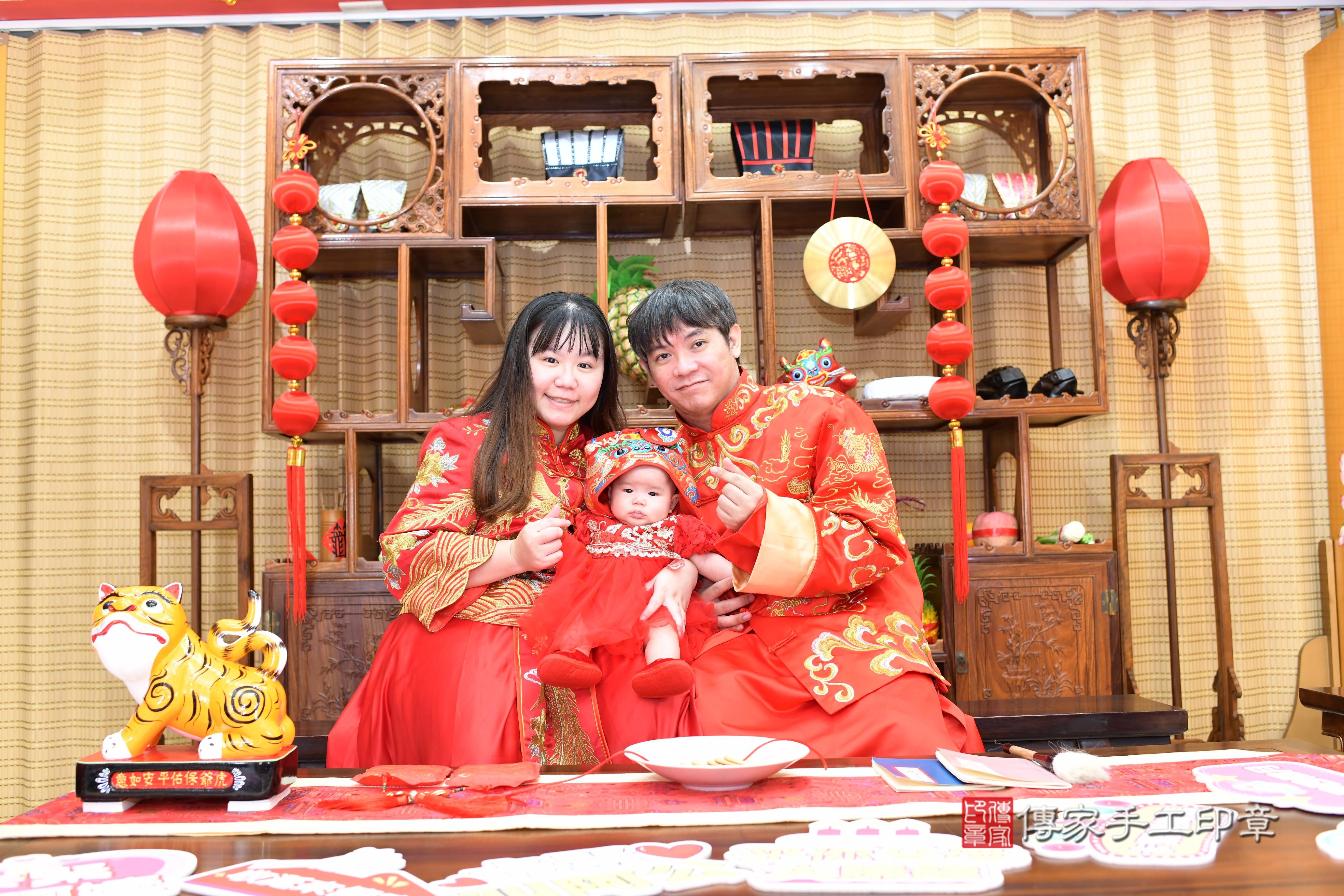 傳家手工印章台南店、抓周、度脺、中國風會場、傳家嬰兒古禮、吉祥話、抓周道具物品24種、拍照。抓周證書。寶寶抓周、滿周歲、生日快樂、祝福