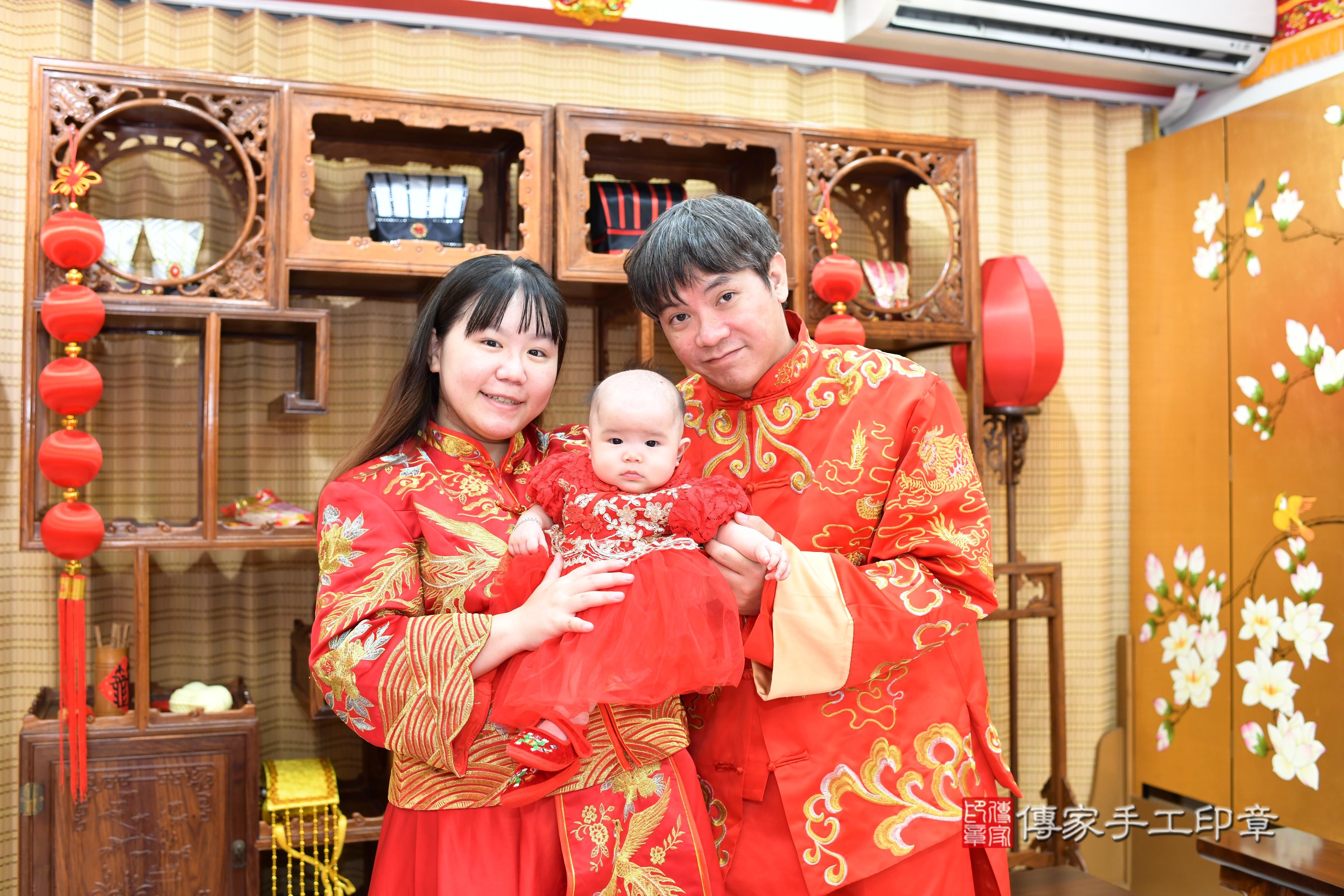 傳家手工印章台南店、抓周、度脺、中國風會場、傳家嬰兒古禮、吉祥話、抓周道具物品24種、拍照。抓周證書。寶寶抓周、滿周歲、生日快樂、祝福