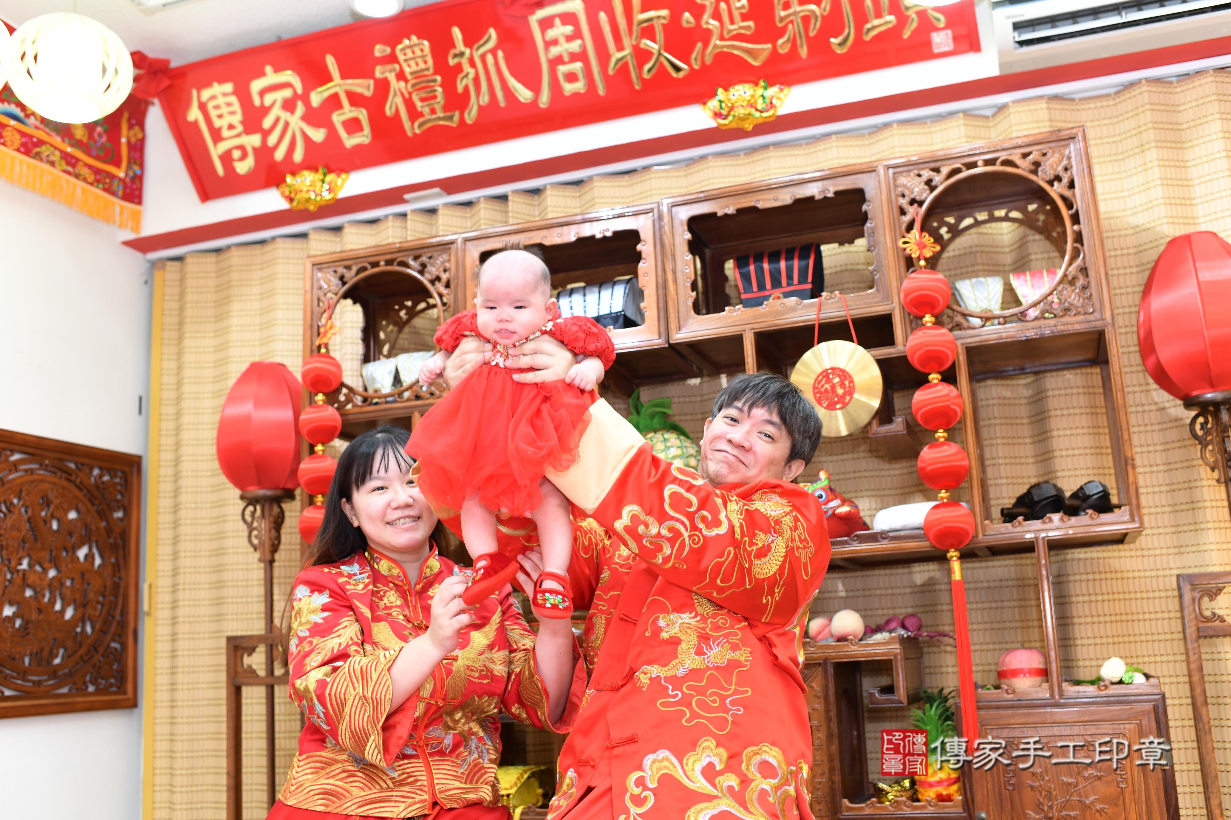 傳家手工印章台南店、抓周、度脺、中國風會場、傳家嬰兒古禮、吉祥話、抓周道具物品24種、拍照。抓周證書。寶寶抓周、滿周歲、生日快樂、祝福