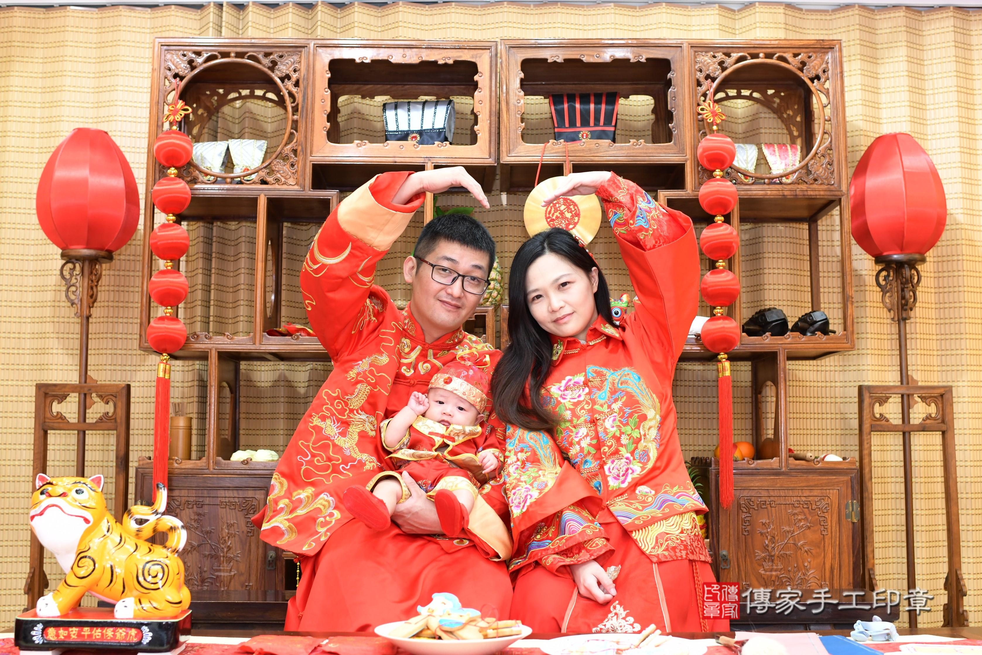 傳家手工印章台南店、抓周、度脺、中國風會場、傳家嬰兒古禮、吉祥話、抓周道具物品24種、拍照。抓周證書。寶寶抓周、滿周歲、生日快樂、祝福