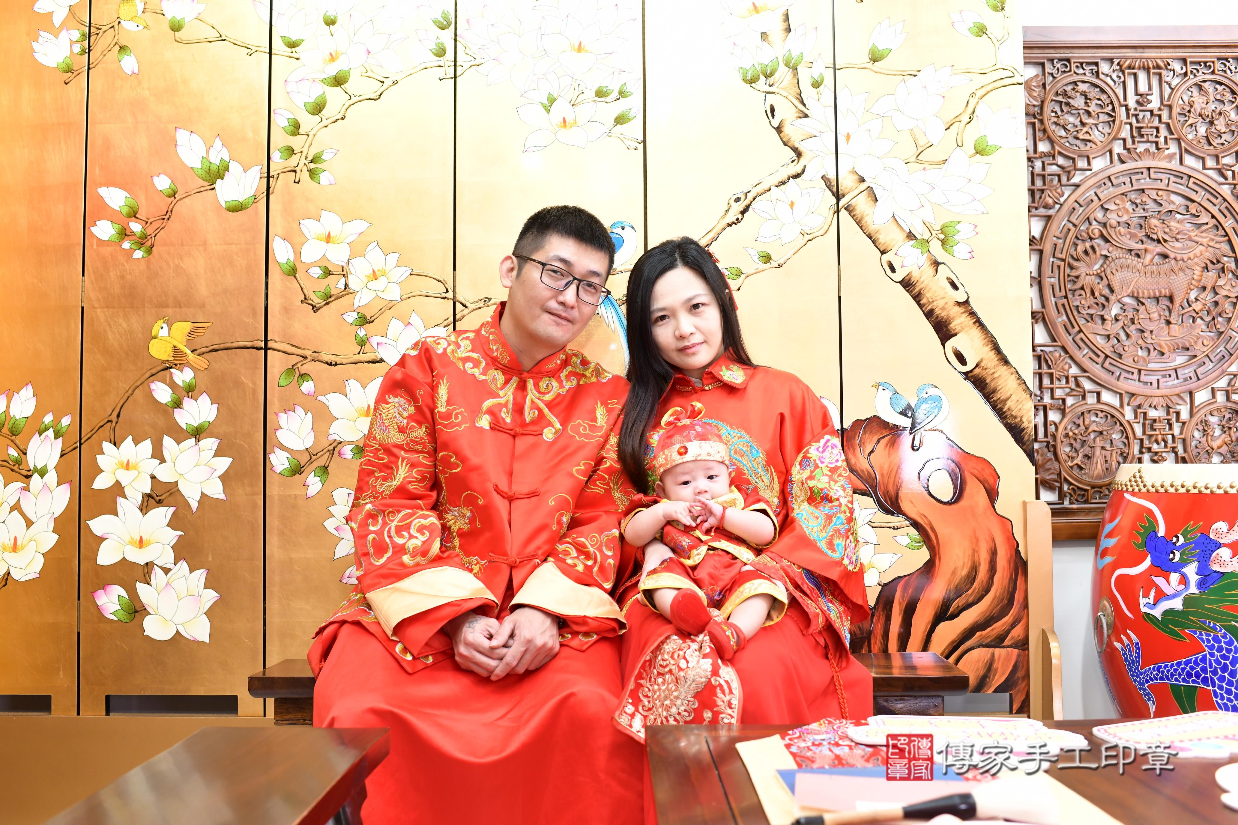 傳家手工印章台南店、抓周、度脺、中國風會場、傳家嬰兒古禮、吉祥話、抓周道具物品24種、拍照。抓周證書。寶寶抓周、滿周歲、生日快樂、祝福