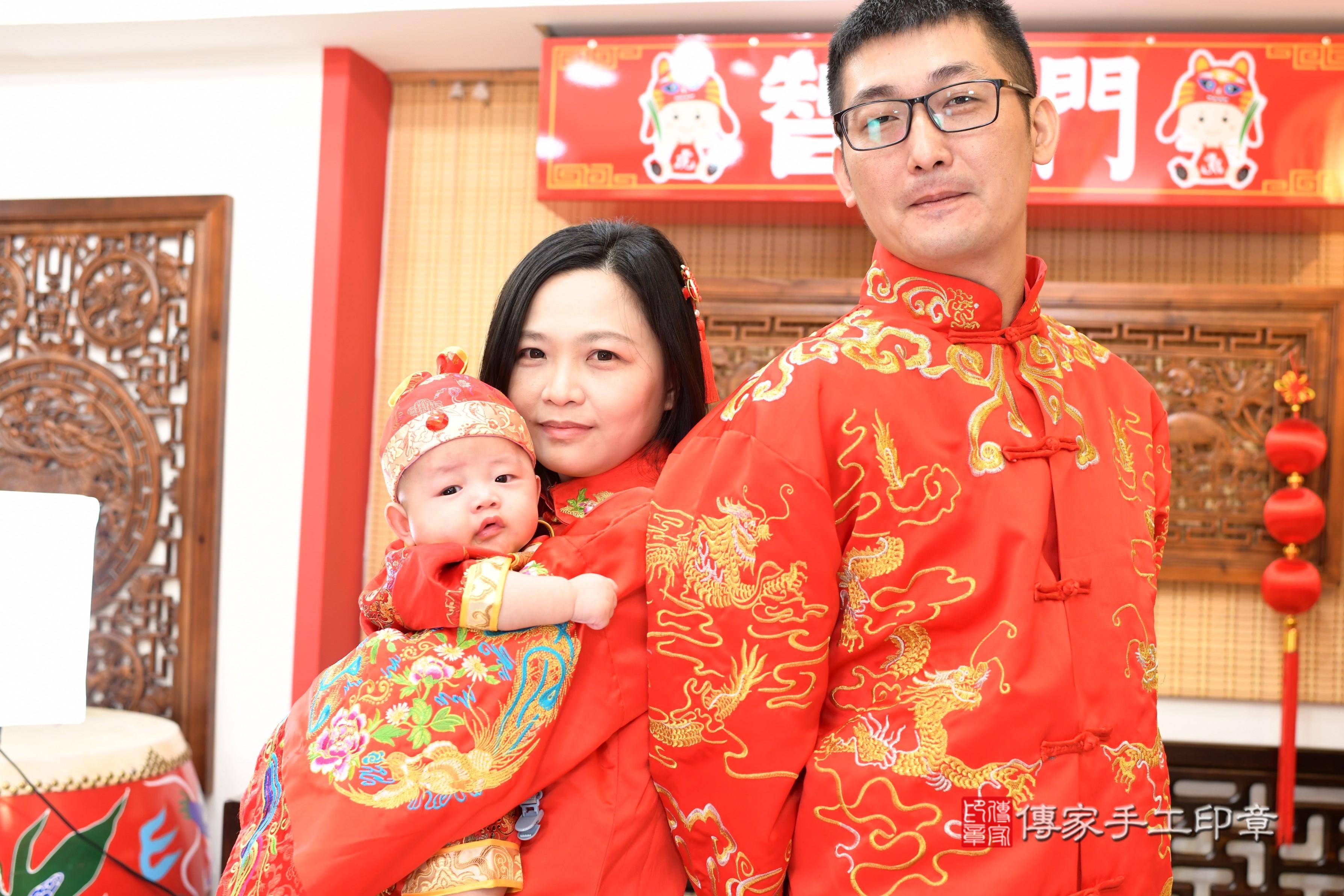 傳家手工印章台南店、抓周、度脺、中國風會場、傳家嬰兒古禮、吉祥話、抓周道具物品24種、拍照。抓周證書。寶寶抓周、滿周歲、生日快樂、祝福