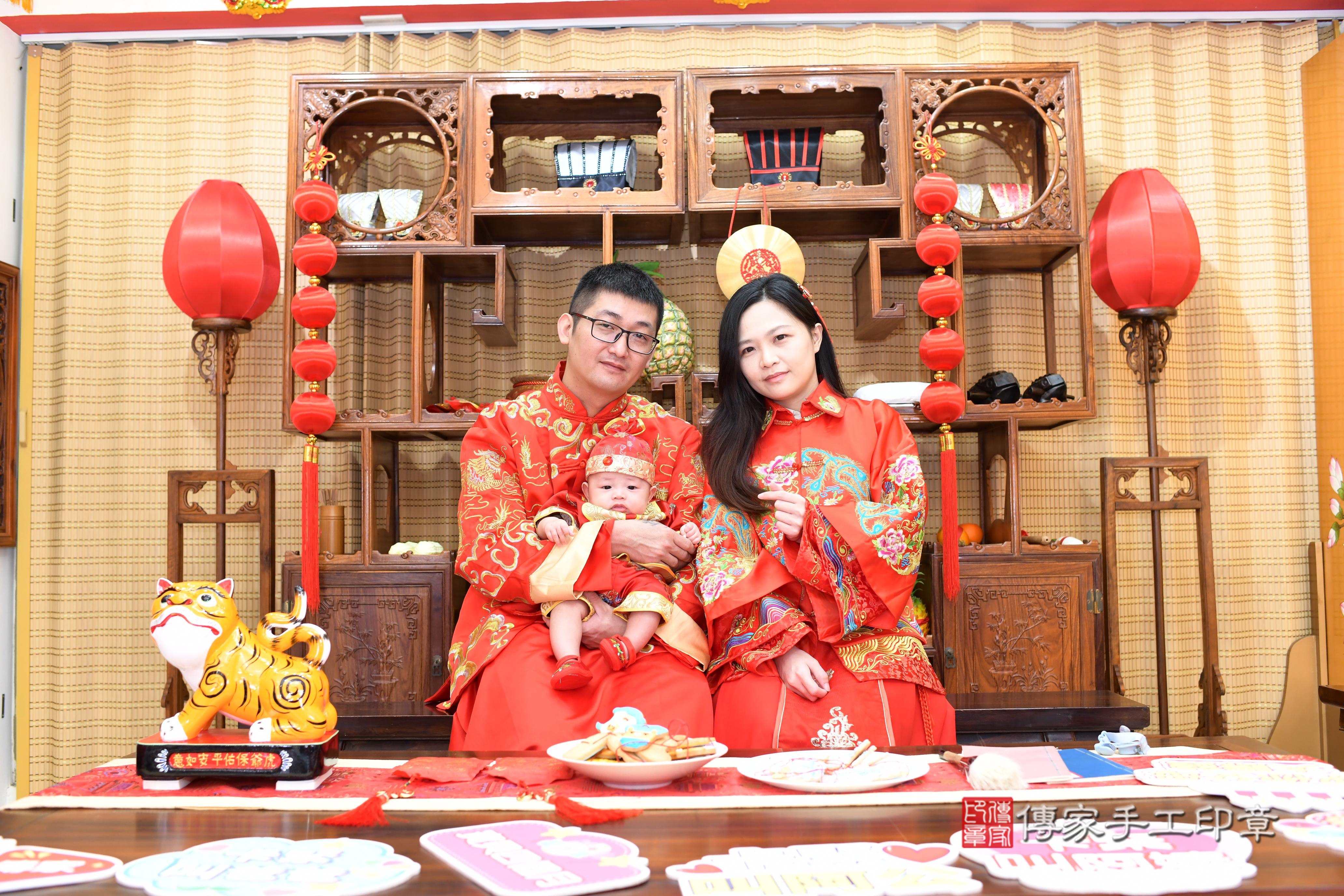 傳家手工印章台南店、抓周、度脺、中國風會場、傳家嬰兒古禮、吉祥話、抓周道具物品24種、拍照。抓周證書。寶寶抓周、滿周歲、生日快樂、祝福