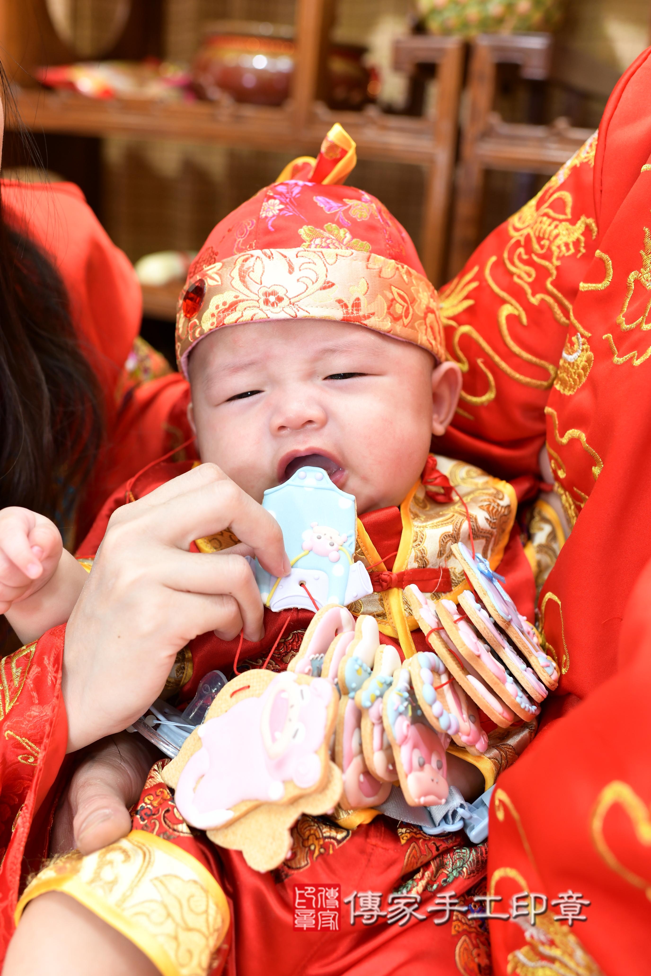傳家手工印章台南店、抓周、度脺、中國風會場、傳家嬰兒古禮、吉祥話、抓周道具物品24種、拍照。抓周證書。寶寶抓周、滿周歲、生日快樂、祝福