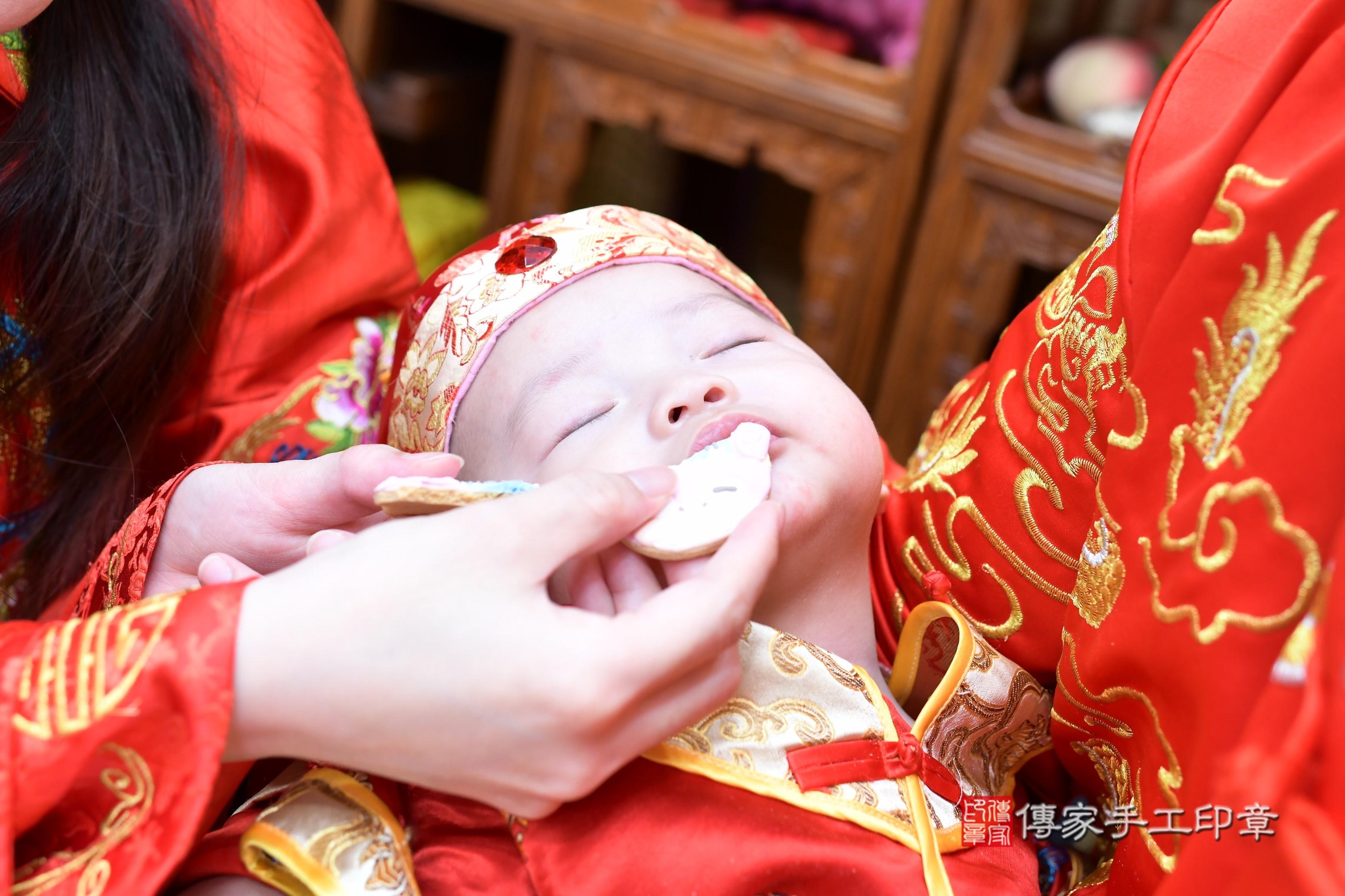 傳家手工印章台南店、抓周、度脺、中國風會場、傳家嬰兒古禮、吉祥話、抓周道具物品24種、拍照。抓周證書。寶寶抓周、滿周歲、生日快樂、祝福