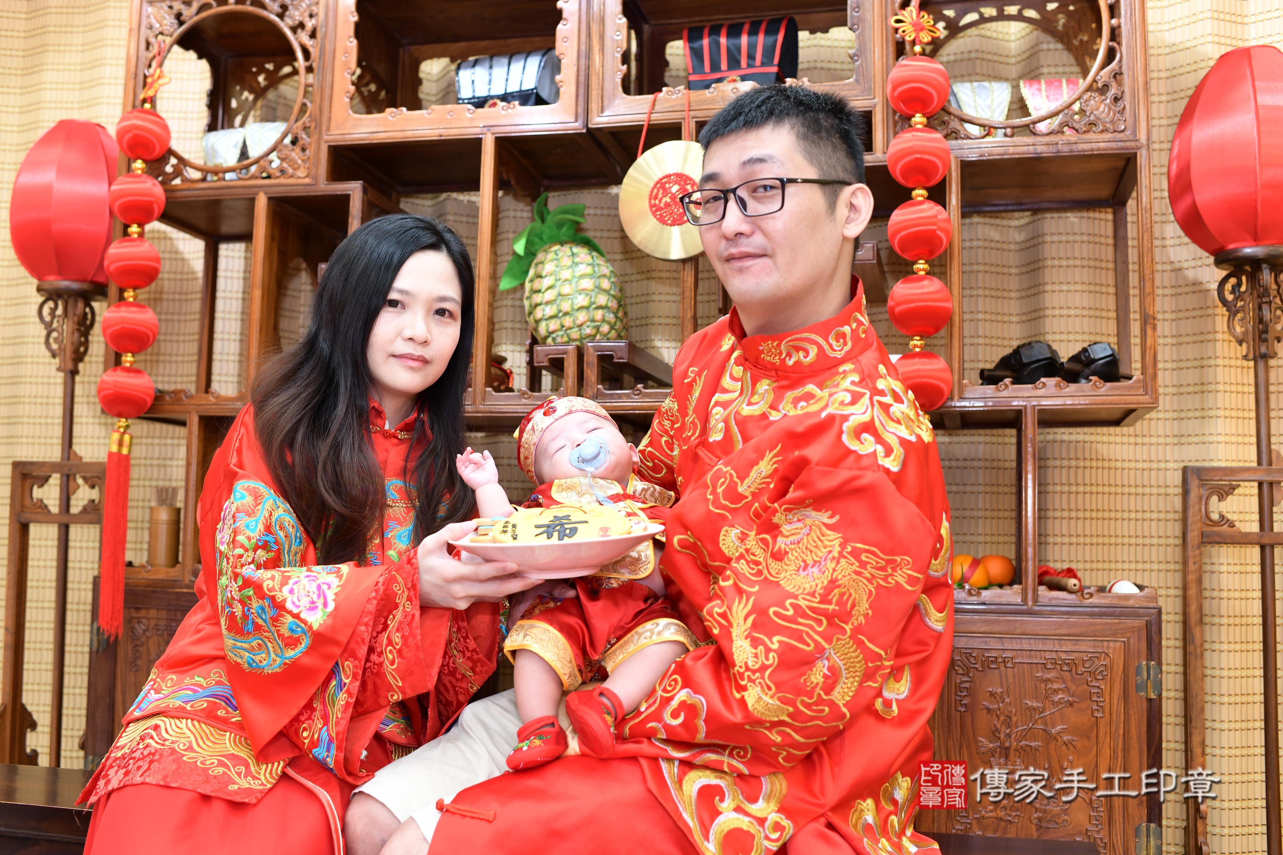 傳家手工印章台南店、抓周、度脺、中國風會場、傳家嬰兒古禮、吉祥話、抓周道具物品24種、拍照。抓周證書。寶寶抓周、滿周歲、生日快樂、祝福