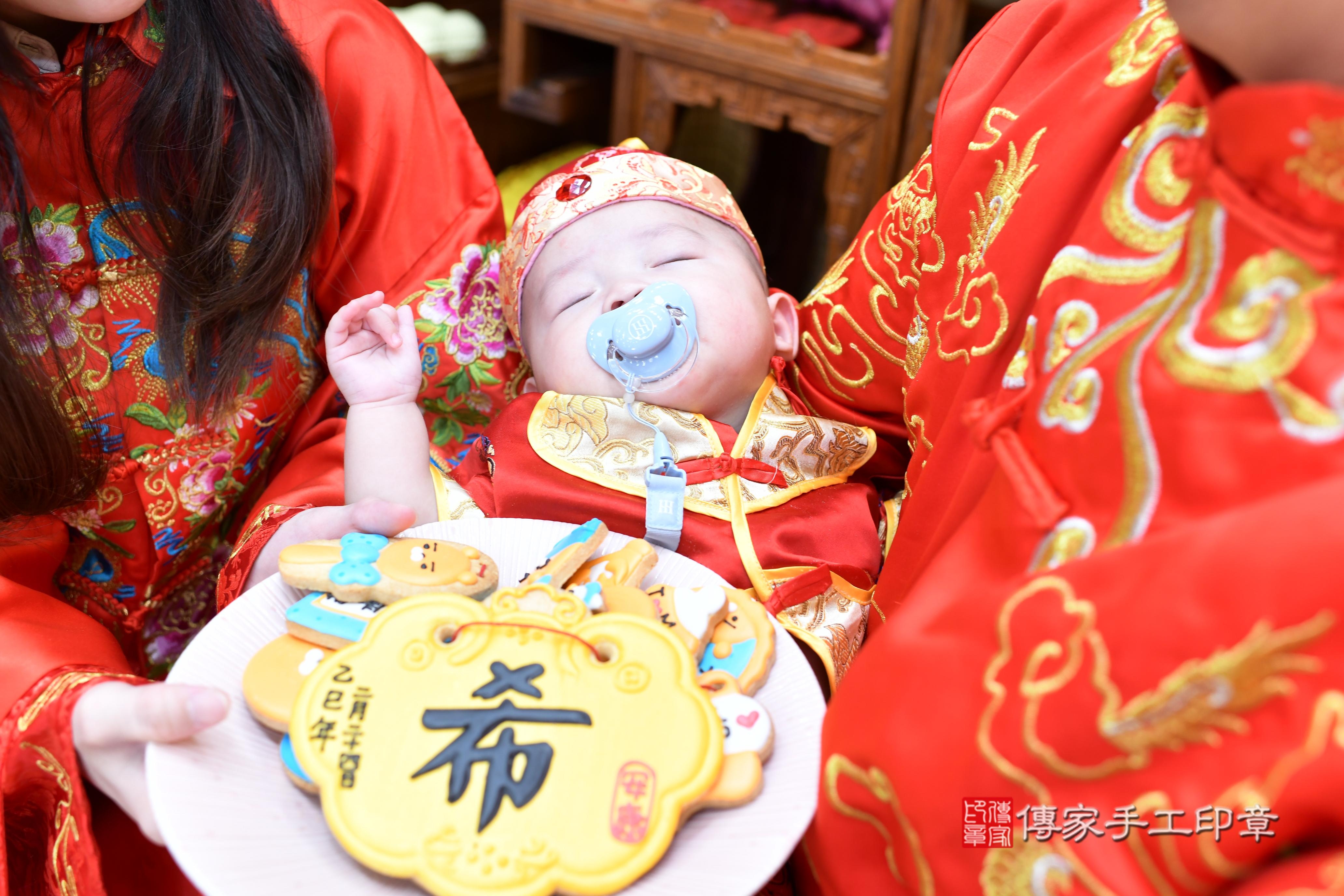 傳家手工印章台南店、抓周、度脺、中國風會場、傳家嬰兒古禮、吉祥話、抓周道具物品24種、拍照。抓周證書。寶寶抓周、滿周歲、生日快樂、祝福