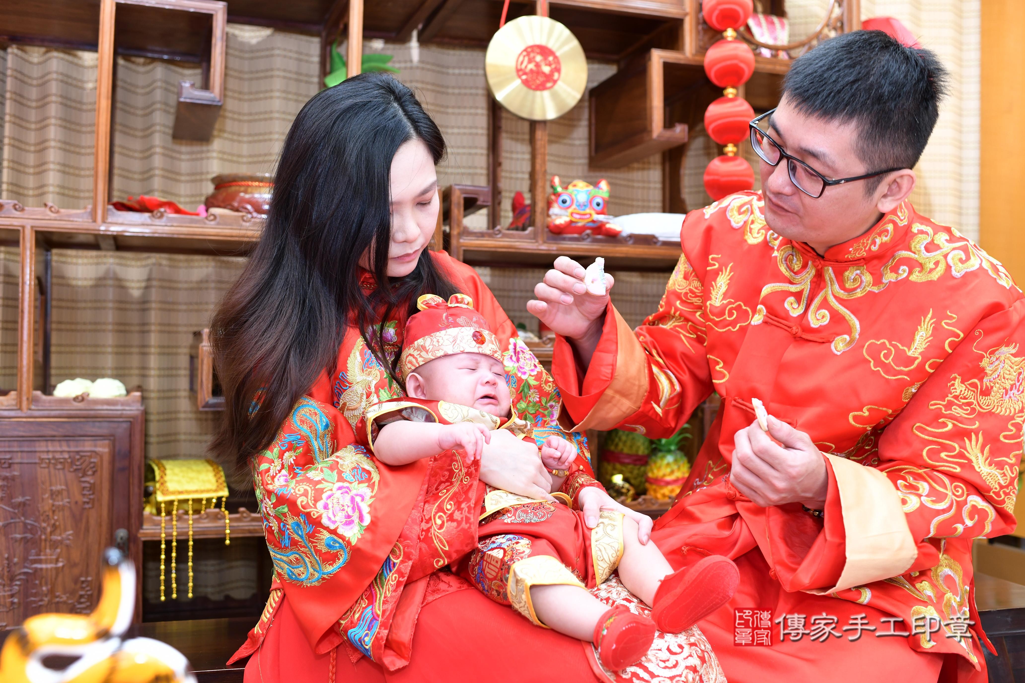 傳家手工印章台南店、抓周、度脺、中國風會場、傳家嬰兒古禮、吉祥話、抓周道具物品24種、拍照。抓周證書。寶寶抓周、滿周歲、生日快樂、祝福