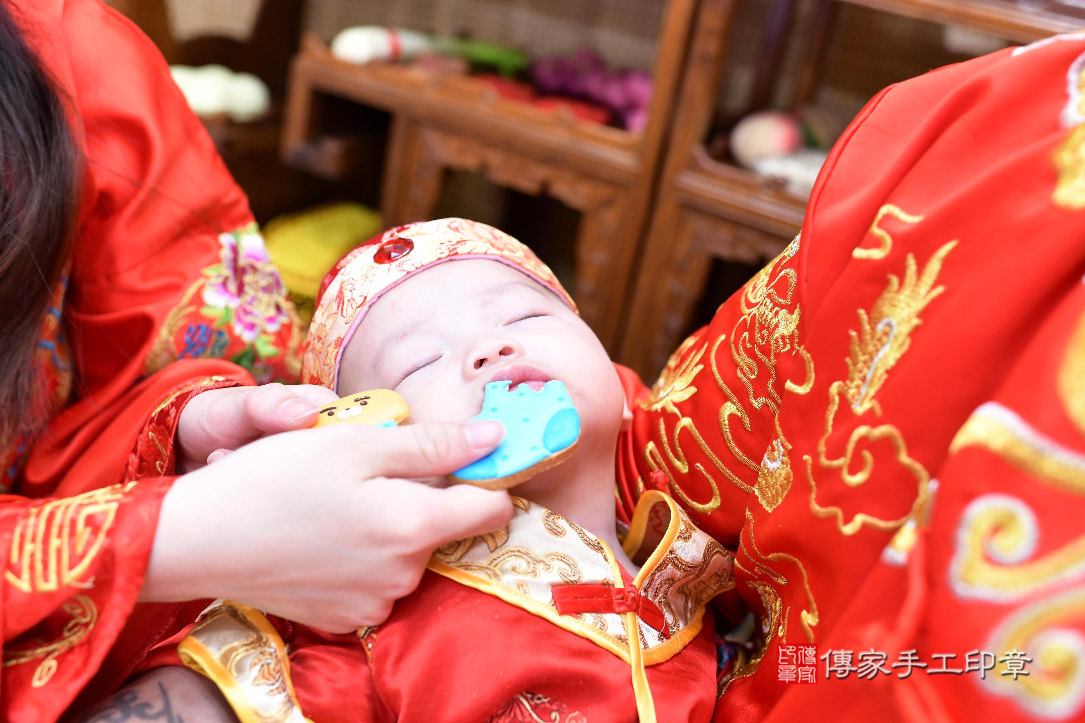 傳家手工印章台南店、抓周、度脺、中國風會場、傳家嬰兒古禮、吉祥話、抓周道具物品24種、拍照。抓周證書。寶寶抓周、滿周歲、生日快樂、祝福