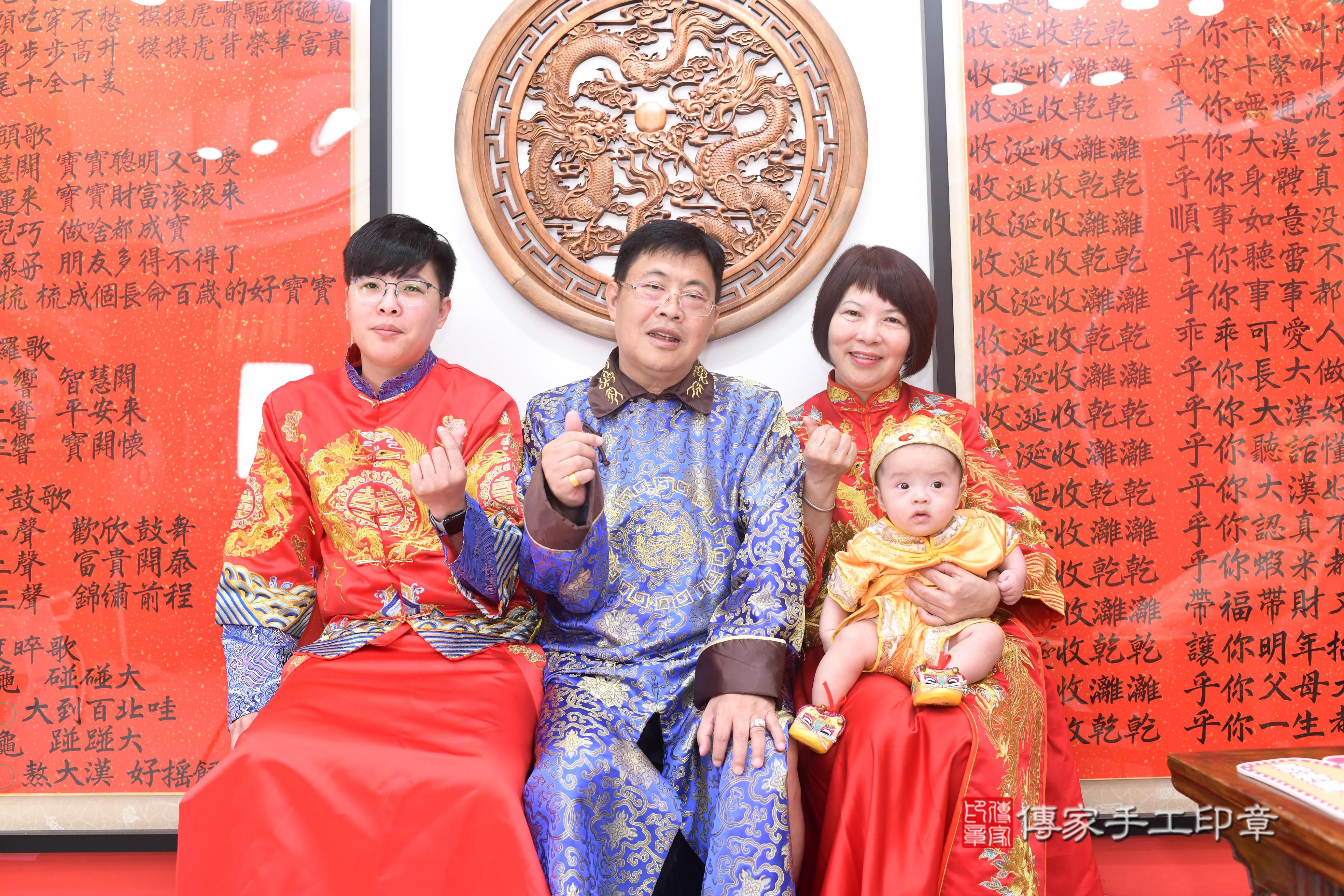 傳家手工印章高雄店、抓周、度脺、中國風會場、傳家嬰兒古禮、吉祥話、抓周道具物品24種、拍照。抓周證書。寶寶抓周、滿周歲、生日快樂、祝福