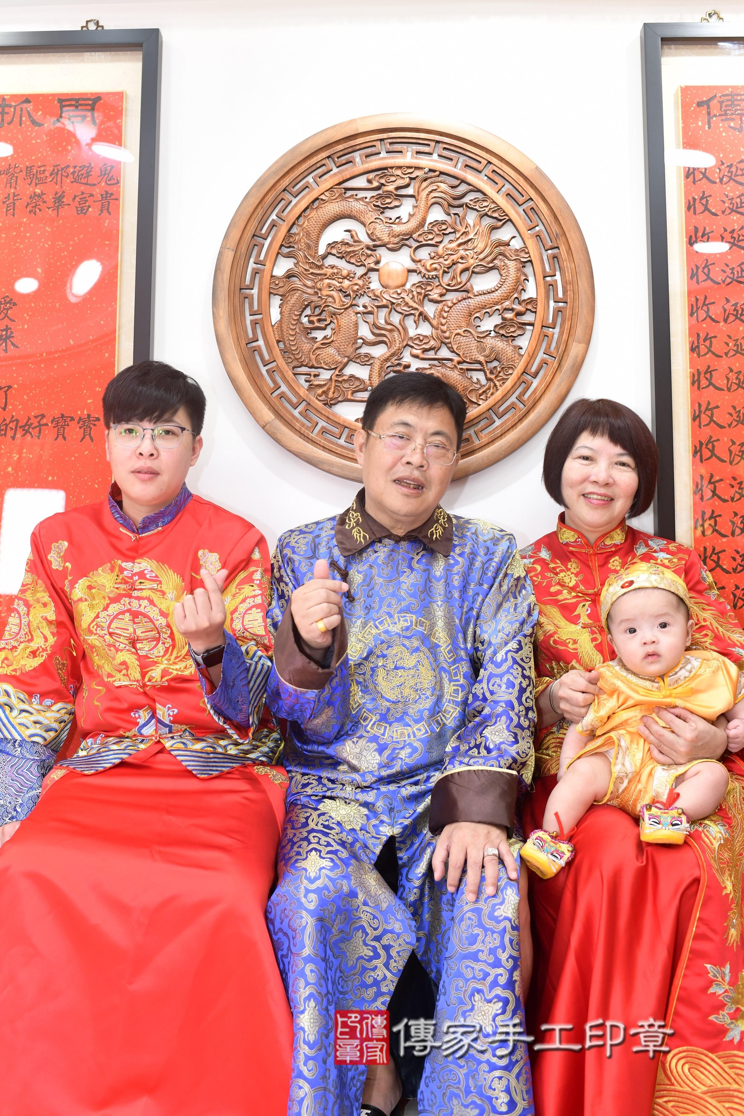 傳家手工印章高雄店、抓周、度脺、中國風會場、傳家嬰兒古禮、吉祥話、抓周道具物品24種、拍照。抓周證書。寶寶抓周、滿周歲、生日快樂、祝福