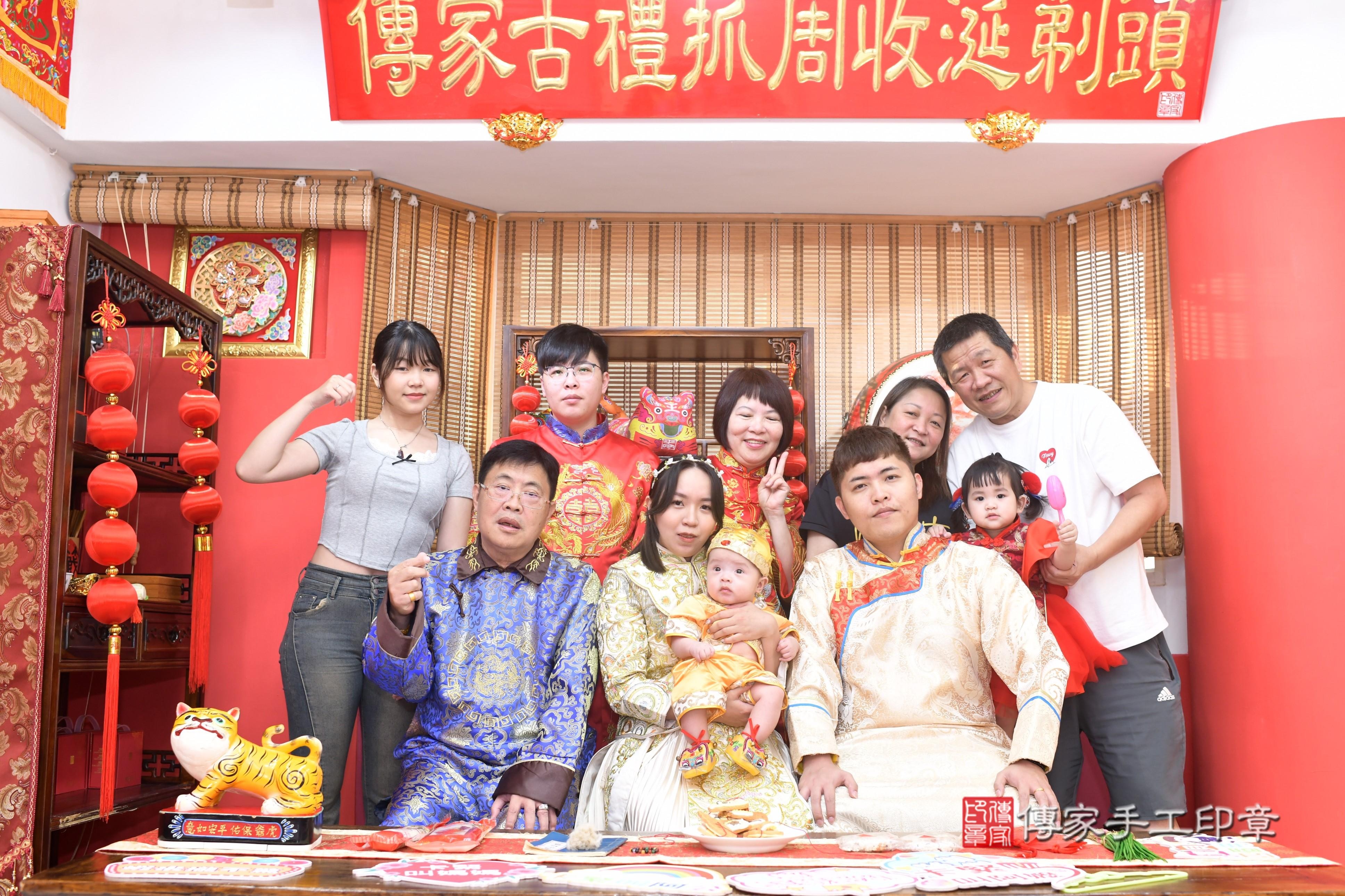 傳家手工印章高雄店、抓周、度脺、中國風會場、傳家嬰兒古禮、吉祥話、抓周道具物品24種、拍照。抓周證書。寶寶抓周、滿周歲、生日快樂、祝福