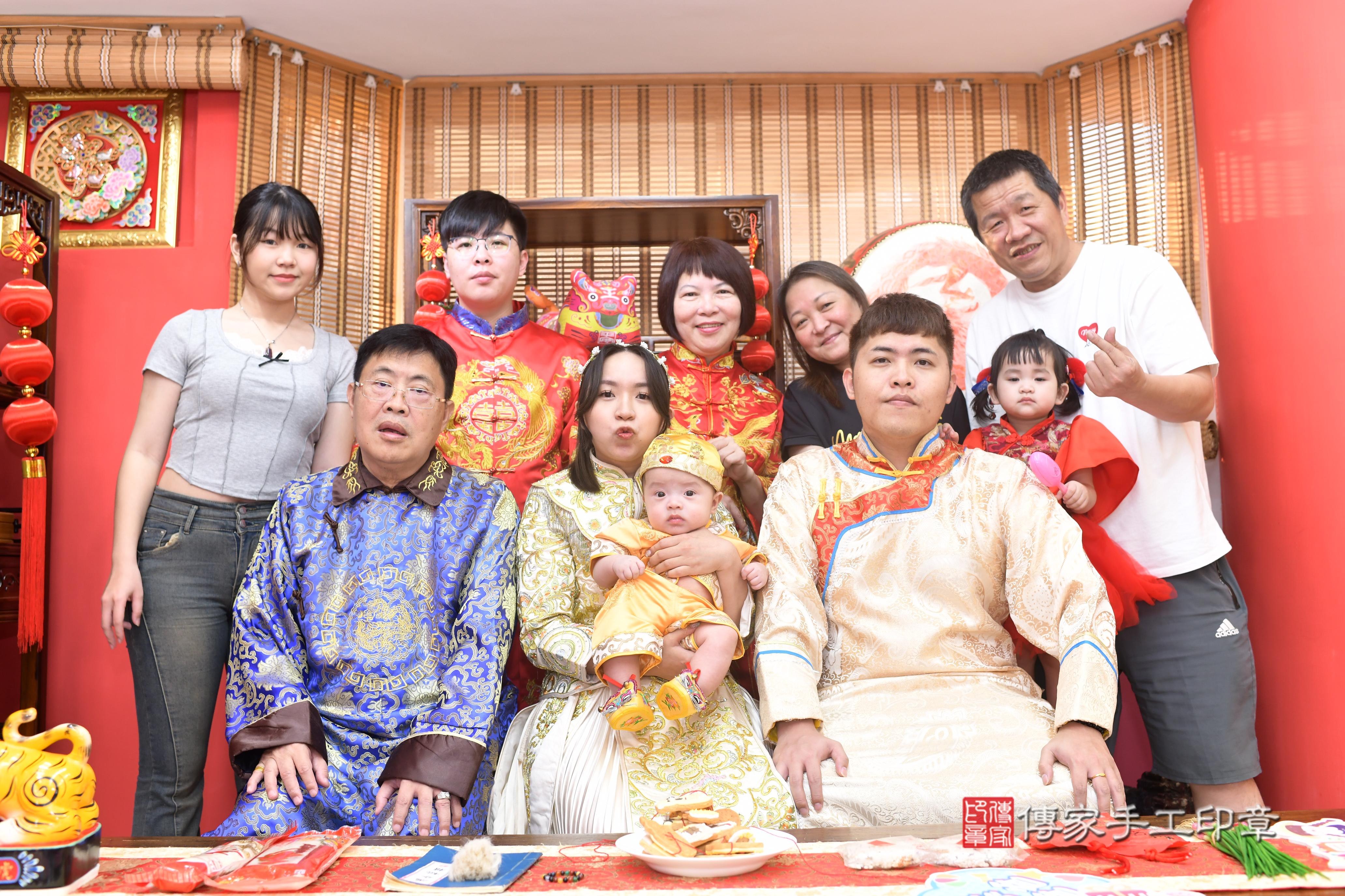 傳家手工印章高雄店、抓周、度脺、中國風會場、傳家嬰兒古禮、吉祥話、抓周道具物品24種、拍照。抓周證書。寶寶抓周、滿周歲、生日快樂、祝福