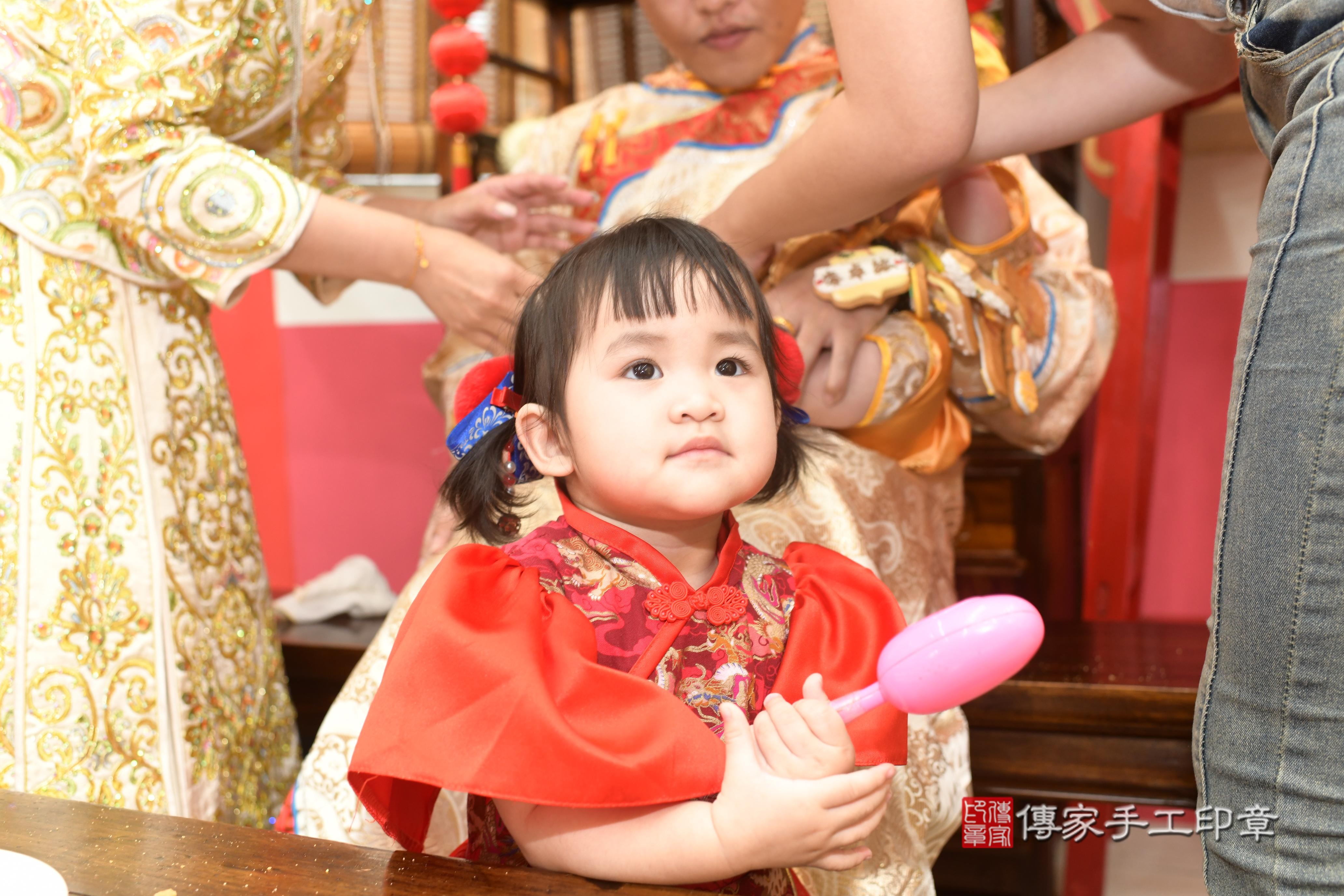 傳家手工印章高雄店、抓周、度脺、中國風會場、傳家嬰兒古禮、吉祥話、抓周道具物品24種、拍照。抓周證書。寶寶抓周、滿周歲、生日快樂、祝福