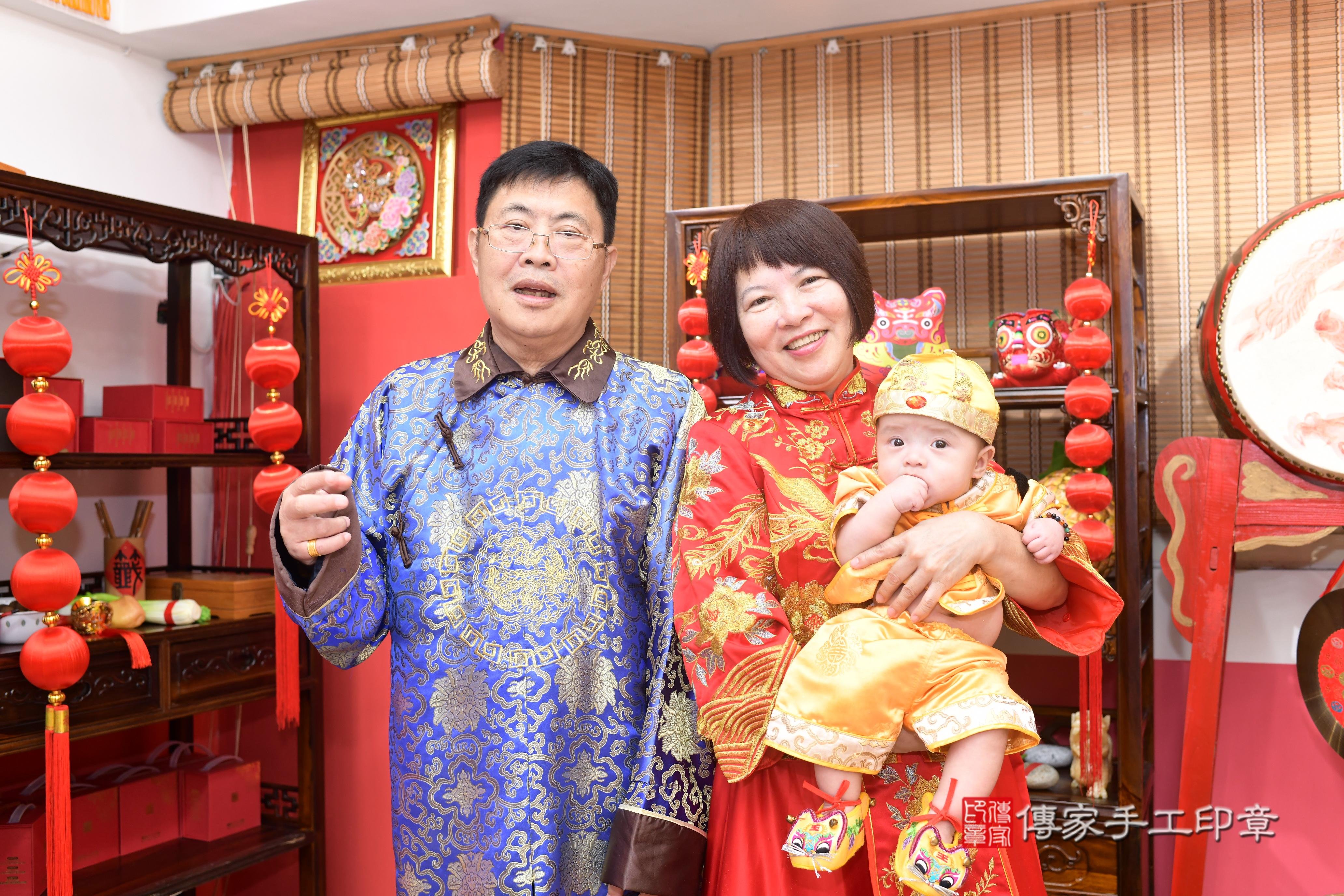 傳家手工印章高雄店、抓周、度脺、中國風會場、傳家嬰兒古禮、吉祥話、抓周道具物品24種、拍照。抓周證書。寶寶抓周、滿周歲、生日快樂、祝福