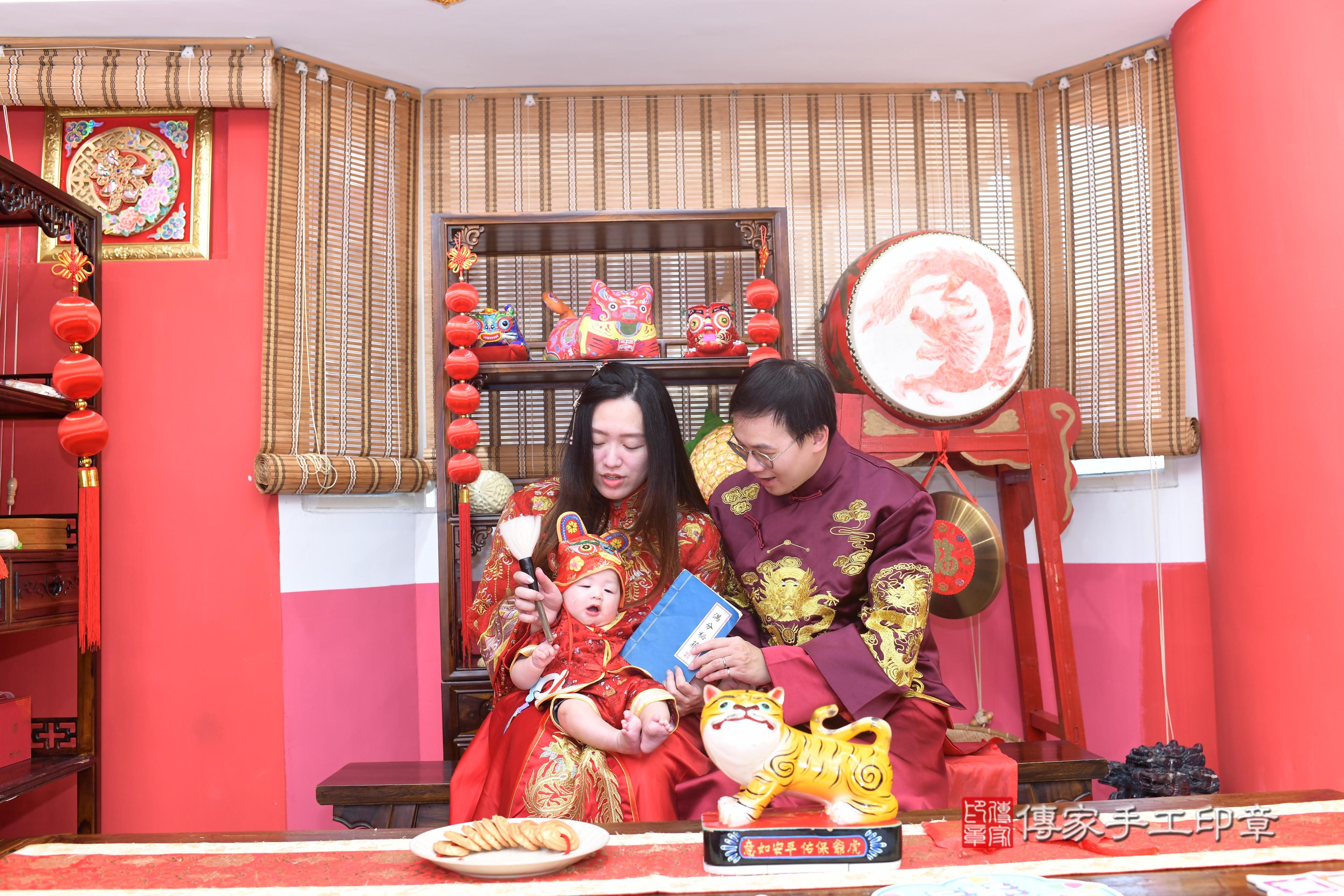 傳家手工印章高雄店、抓周、度脺、中國風會場、傳家嬰兒古禮、吉祥話、抓周道具物品24種、拍照。抓周證書。寶寶抓周、滿周歲、生日快樂、祝福