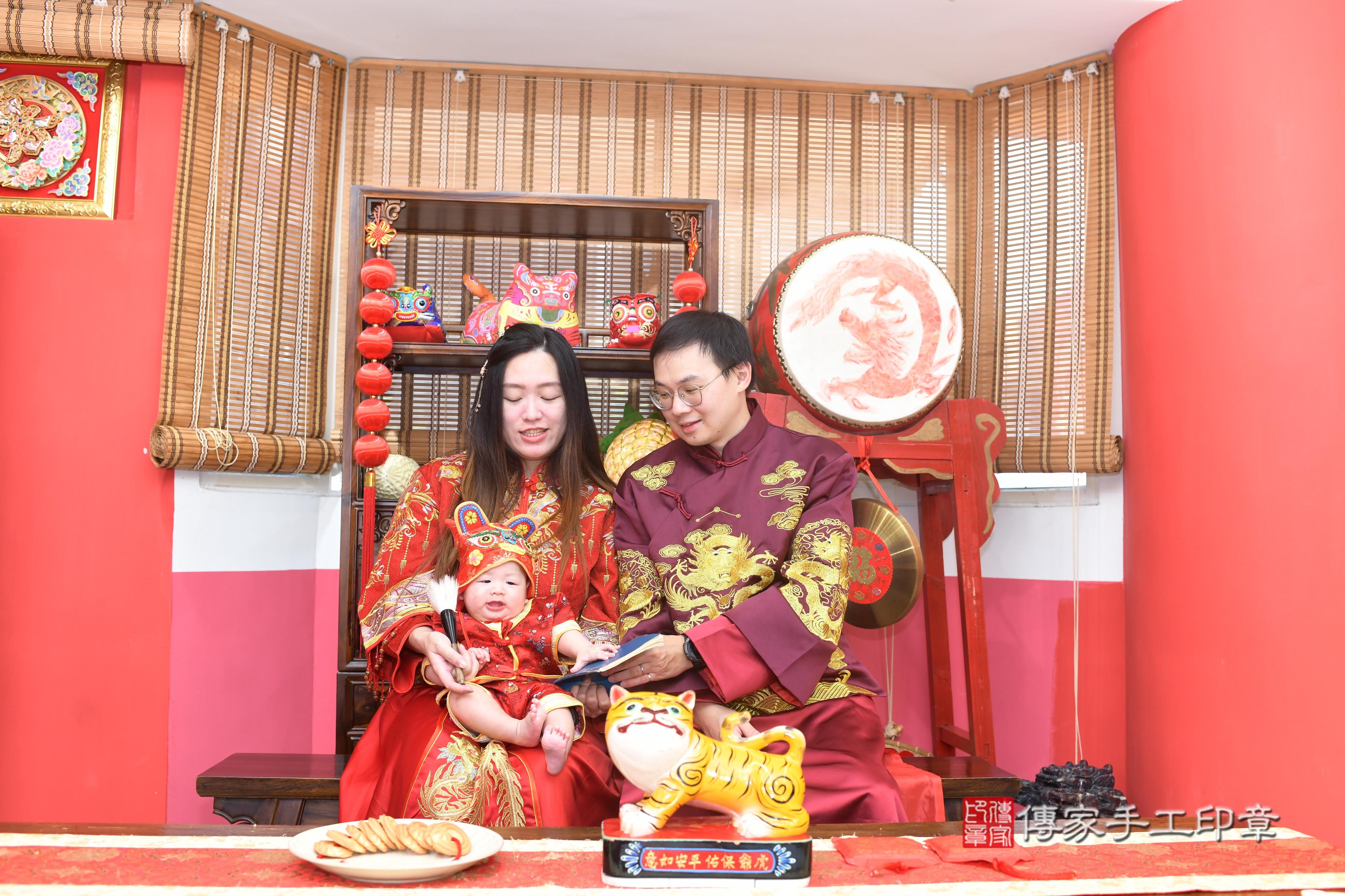 傳家手工印章高雄店、抓周、度脺、中國風會場、傳家嬰兒古禮、吉祥話、抓周道具物品24種、拍照。抓周證書。寶寶抓周、滿周歲、生日快樂、祝福