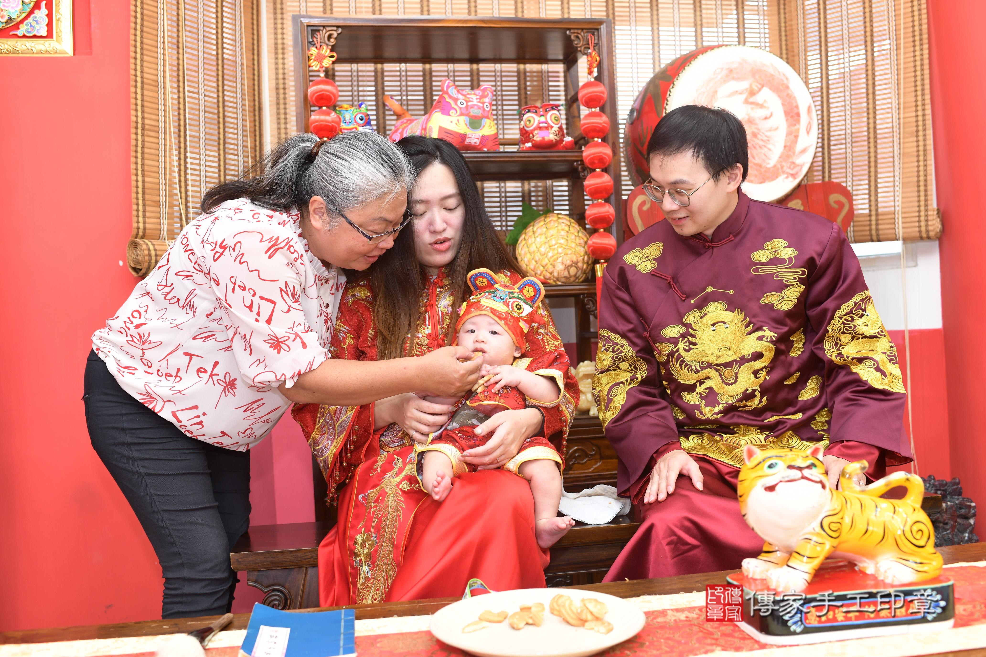 傳家手工印章高雄店、抓周、度脺、中國風會場、傳家嬰兒古禮、吉祥話、抓周道具物品24種、拍照。抓周證書。寶寶抓周、滿周歲、生日快樂、祝福