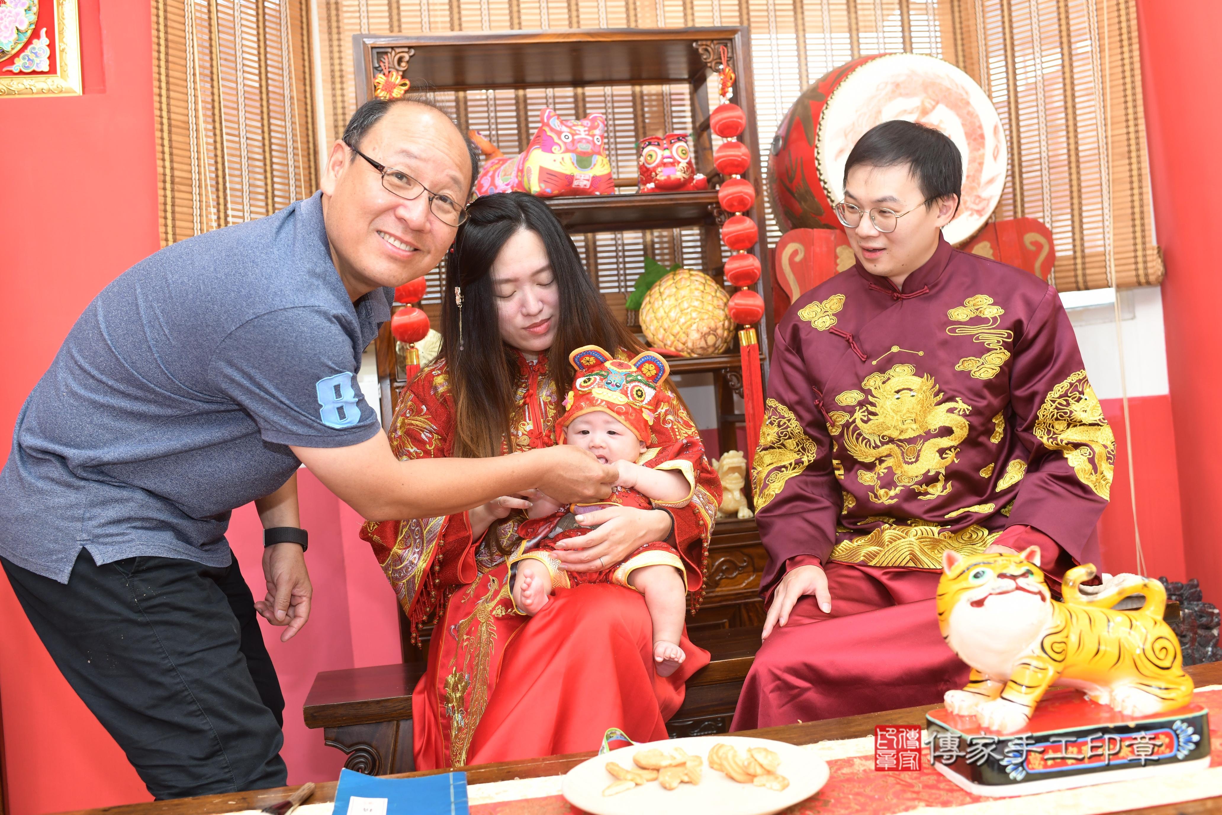 傳家手工印章高雄店、抓周、度脺、中國風會場、傳家嬰兒古禮、吉祥話、抓周道具物品24種、拍照。抓周證書。寶寶抓周、滿周歲、生日快樂、祝福