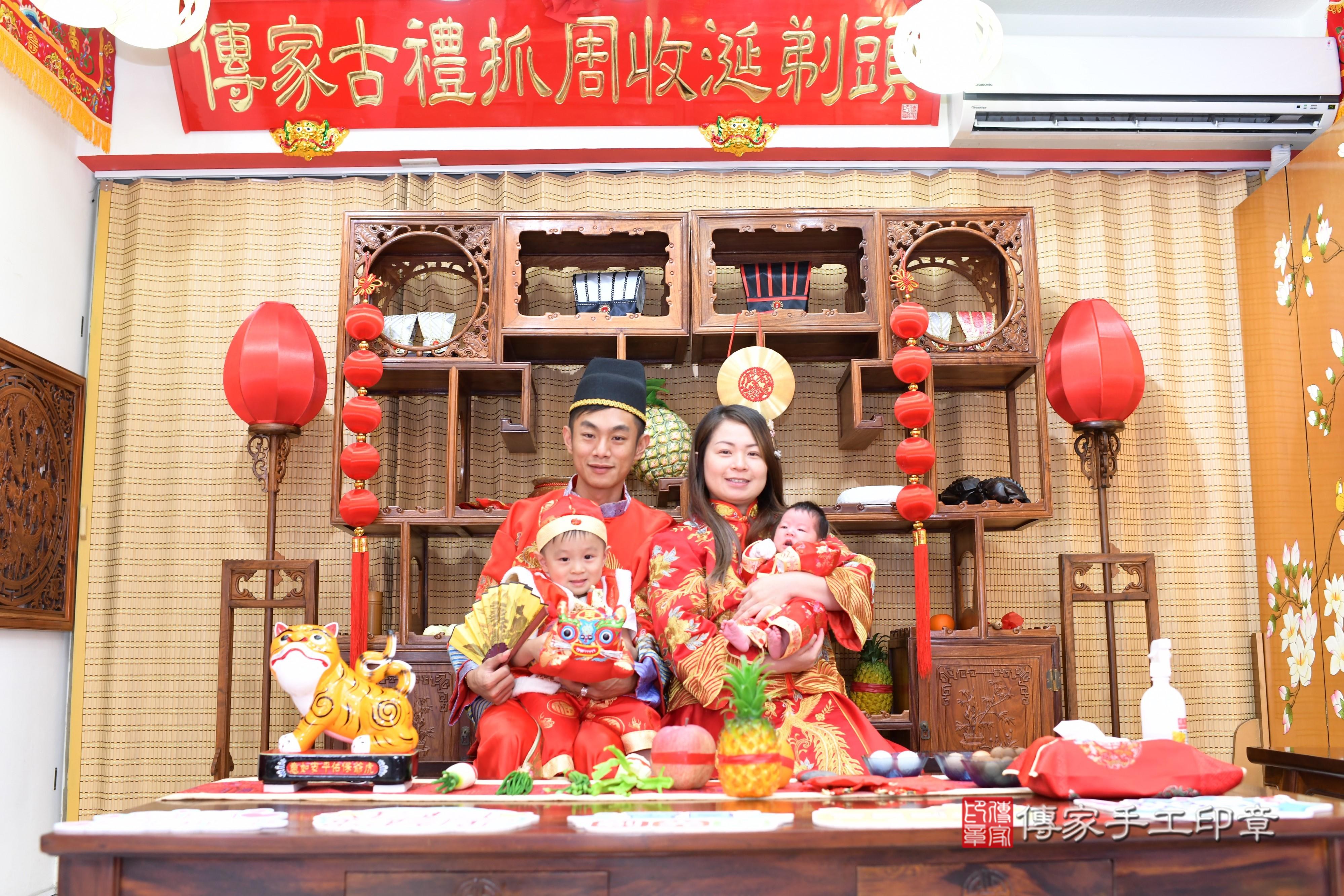 傳家手工印章台南店、抓周、度脺、中國風會場、傳家嬰兒古禮、吉祥話、抓周道具物品24種、拍照。抓周證書。寶寶抓周、滿周歲、生日快樂、祝福