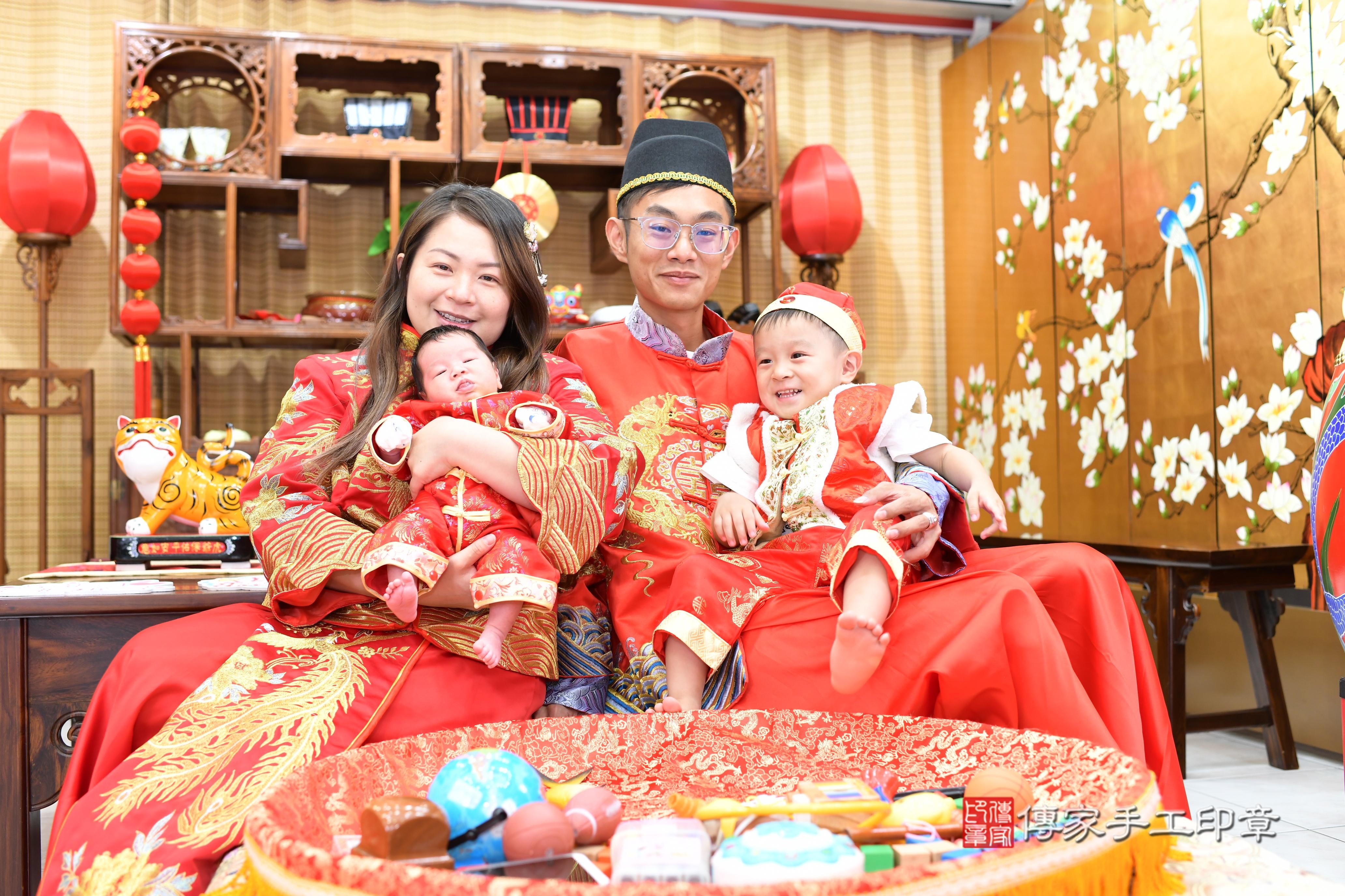 傳家手工印章台南店、抓周、度脺、中國風會場、傳家嬰兒古禮、吉祥話、抓周道具物品24種、拍照。抓周證書。寶寶抓周、滿周歲、生日快樂、祝福