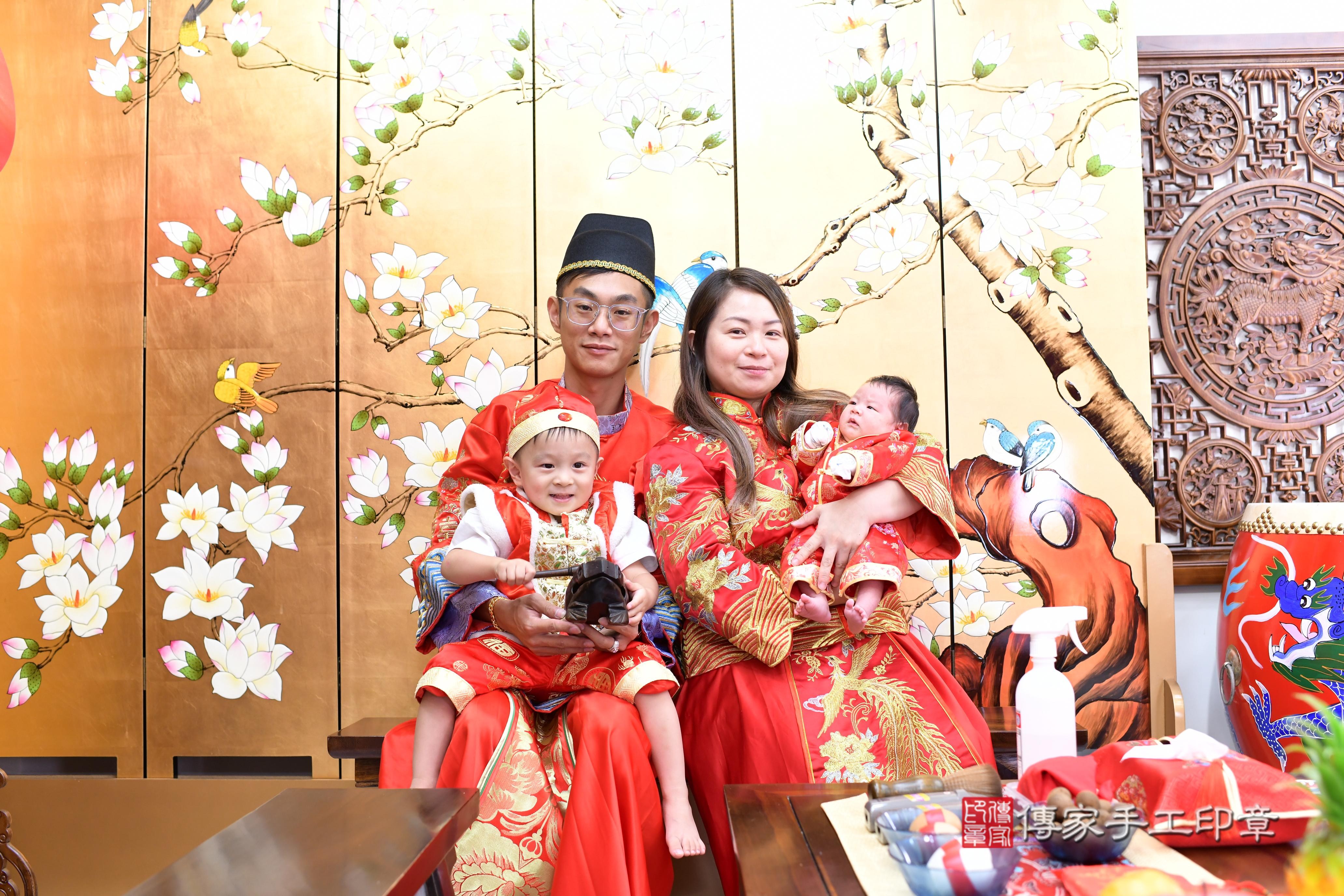 傳家手工印章台南店、抓周、度脺、中國風會場、傳家嬰兒古禮、吉祥話、抓周道具物品24種、拍照。抓周證書。寶寶抓周、滿周歲、生日快樂、祝福