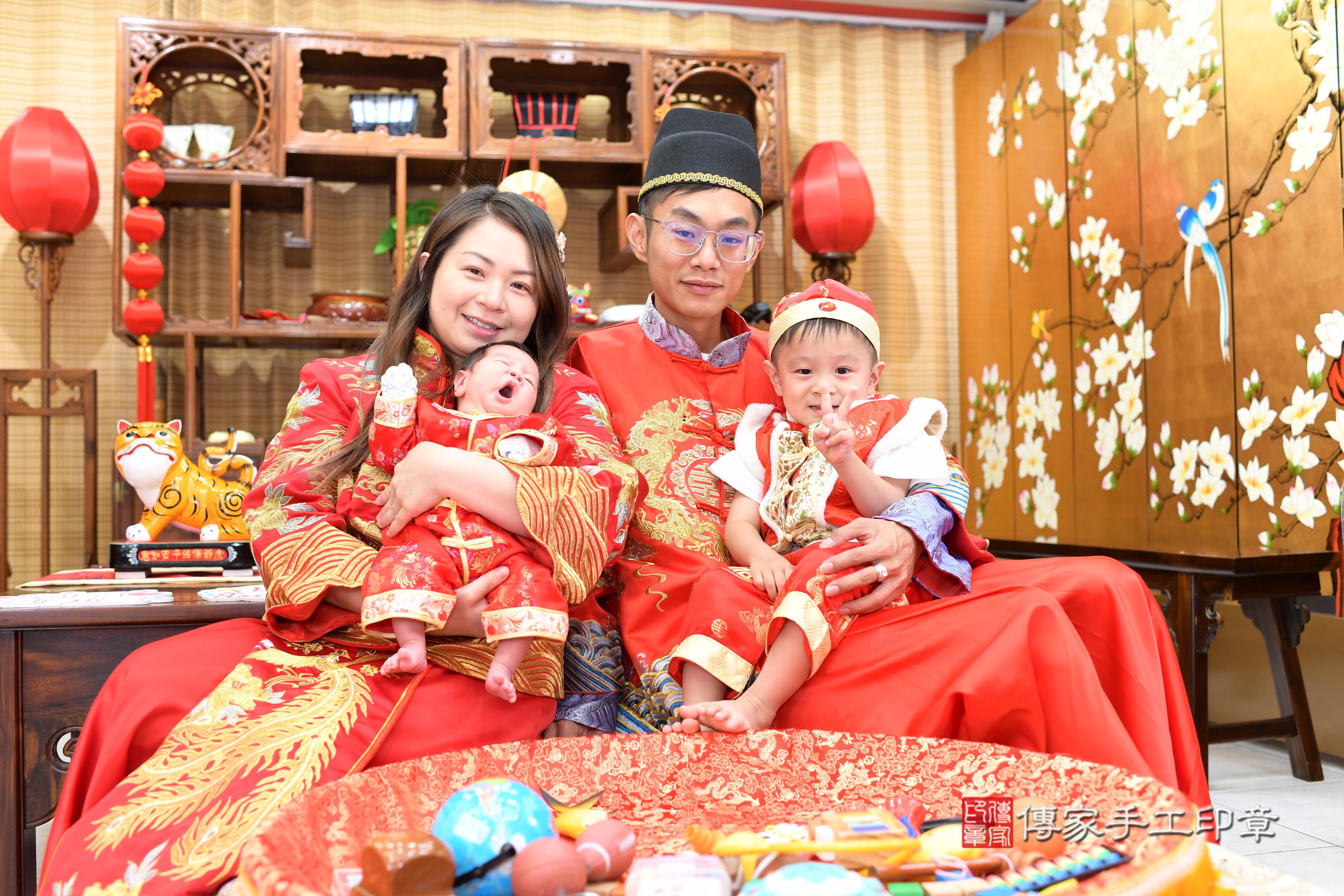 傳家手工印章台南店、抓周、度脺、中國風會場、傳家嬰兒古禮、吉祥話、抓周道具物品24種、拍照。抓周證書。寶寶抓周、滿周歲、生日快樂、祝福