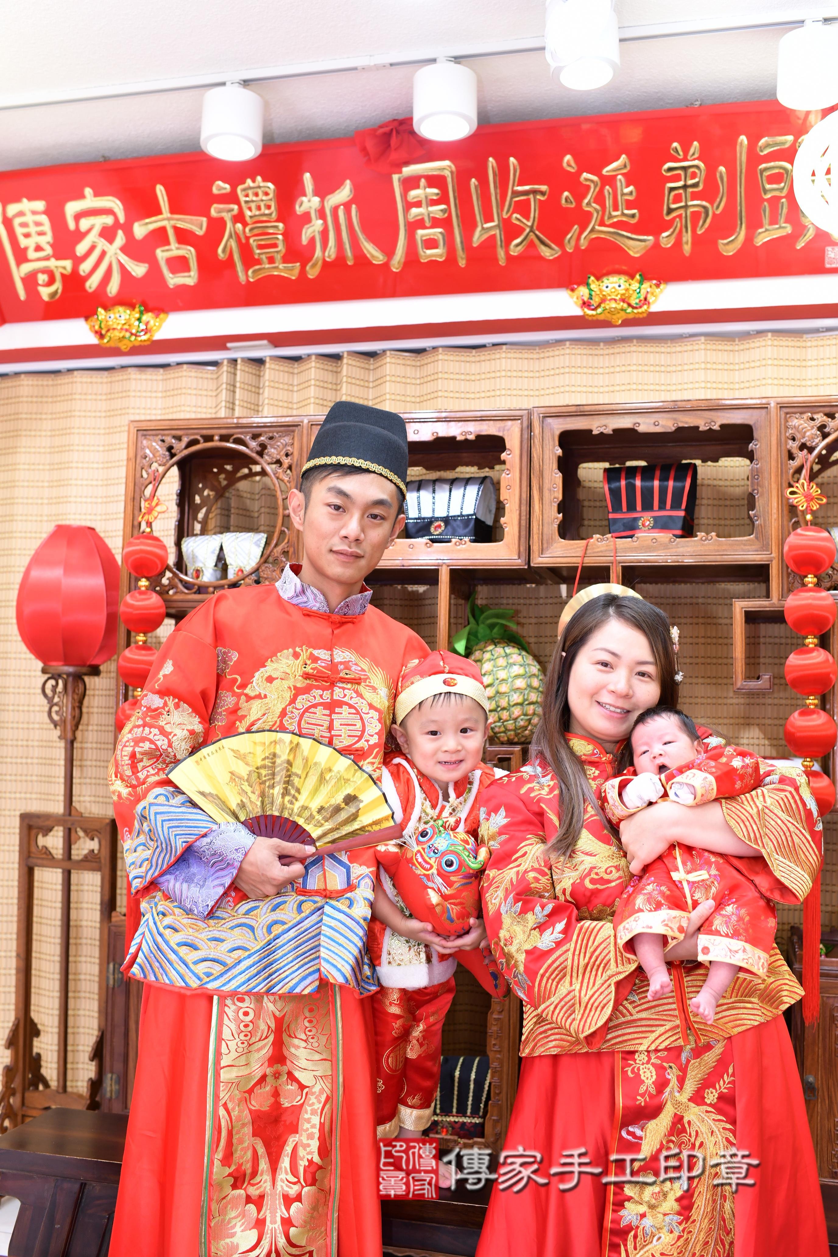傳家手工印章台南店、抓周、度脺、中國風會場、傳家嬰兒古禮、吉祥話、抓周道具物品24種、拍照。抓周證書。寶寶抓周、滿周歲、生日快樂、祝福