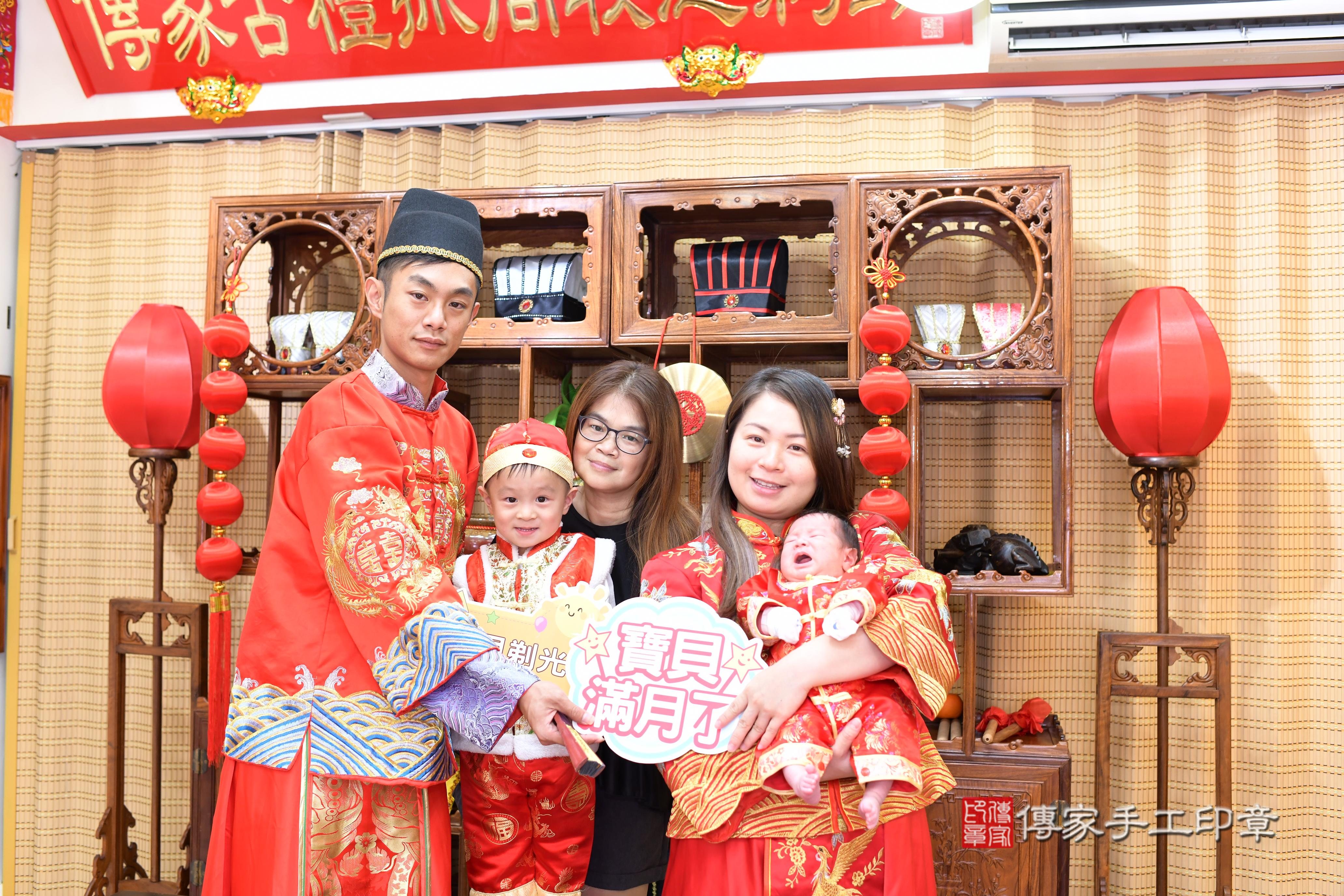 傳家手工印章台南店、抓周、度脺、中國風會場、傳家嬰兒古禮、吉祥話、抓周道具物品24種、拍照。抓周證書。寶寶抓周、滿周歲、生日快樂、祝福